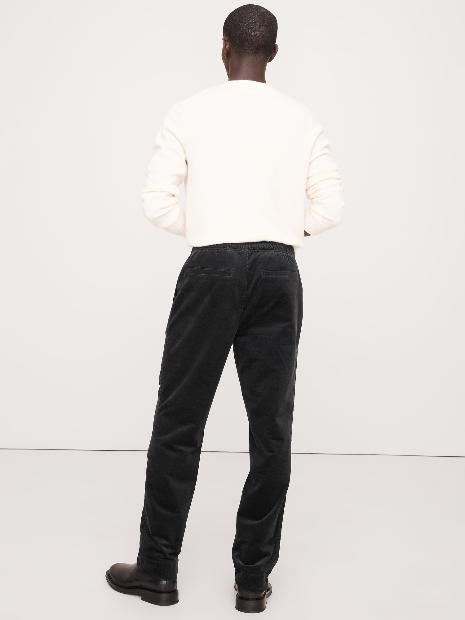 L'image numéro 3 présente PANTALON VOYAGEUR À TAILLE EXTENSIBLE EN VELOURS CÔTELÉ