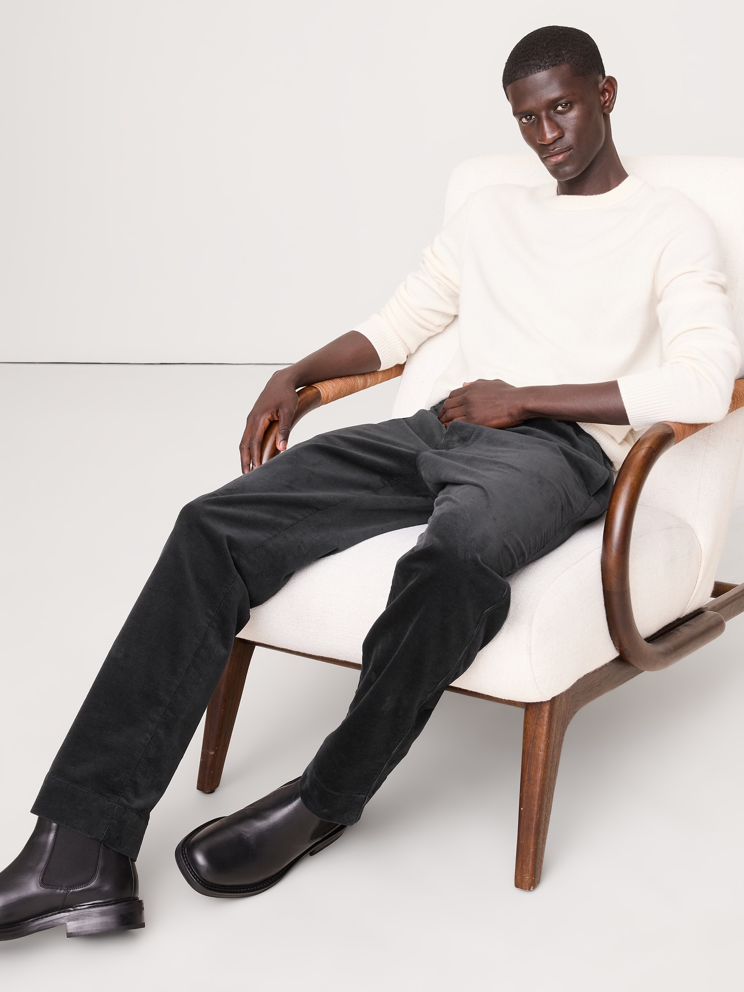 L'image numéro 4 présente PANTALON VOYAGEUR À TAILLE EXTENSIBLE EN VELOURS CÔTELÉ