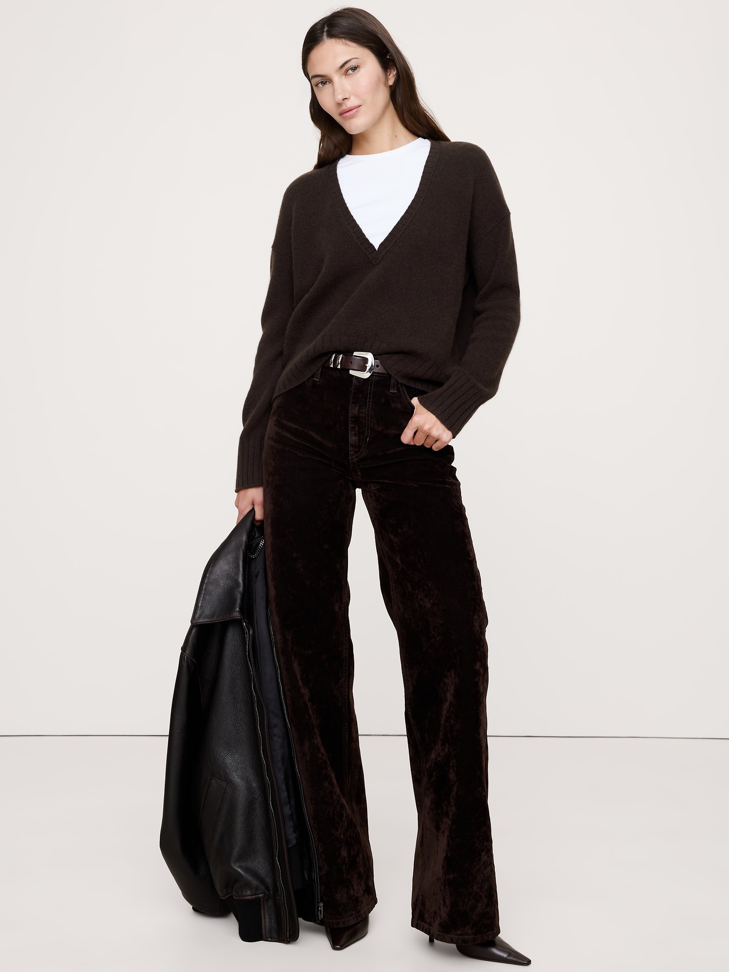 Lightweight Cashmere Low V-Neck Sweater - Ganache Brown