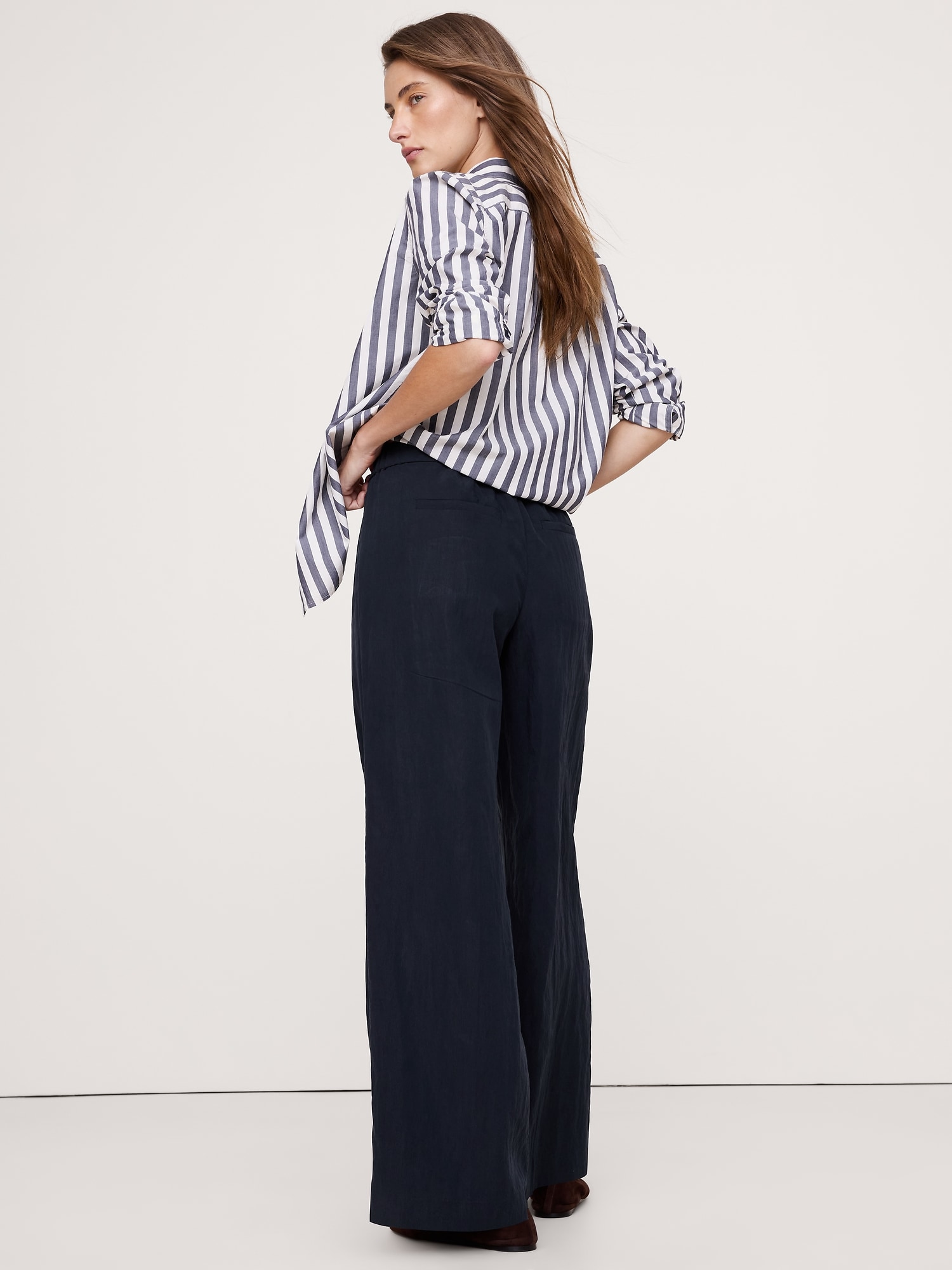 L'image numéro 2 présente Pantalon drapé à taille extensible mi-basse et jambe large