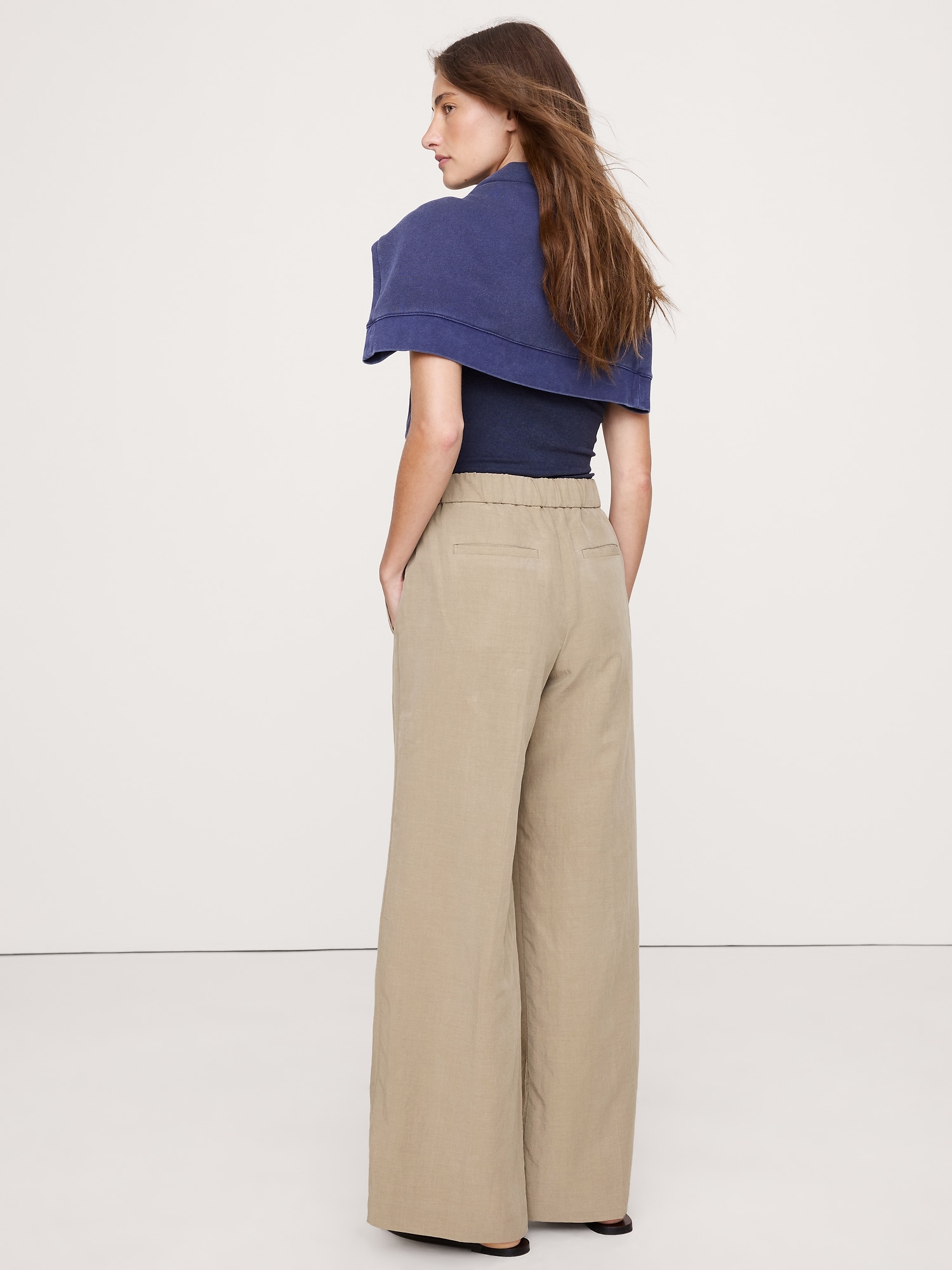 L'image numéro 5 présente Pantalon drapé à taille extensible mi-basse et jambe large