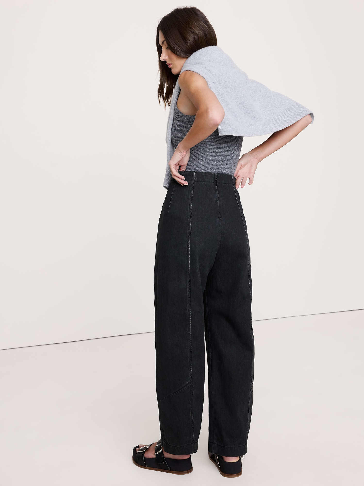 L'image numéro 6 présente PANTALON UTILITAIRE À TAILLE HAUTE ET JAMBE BARIL