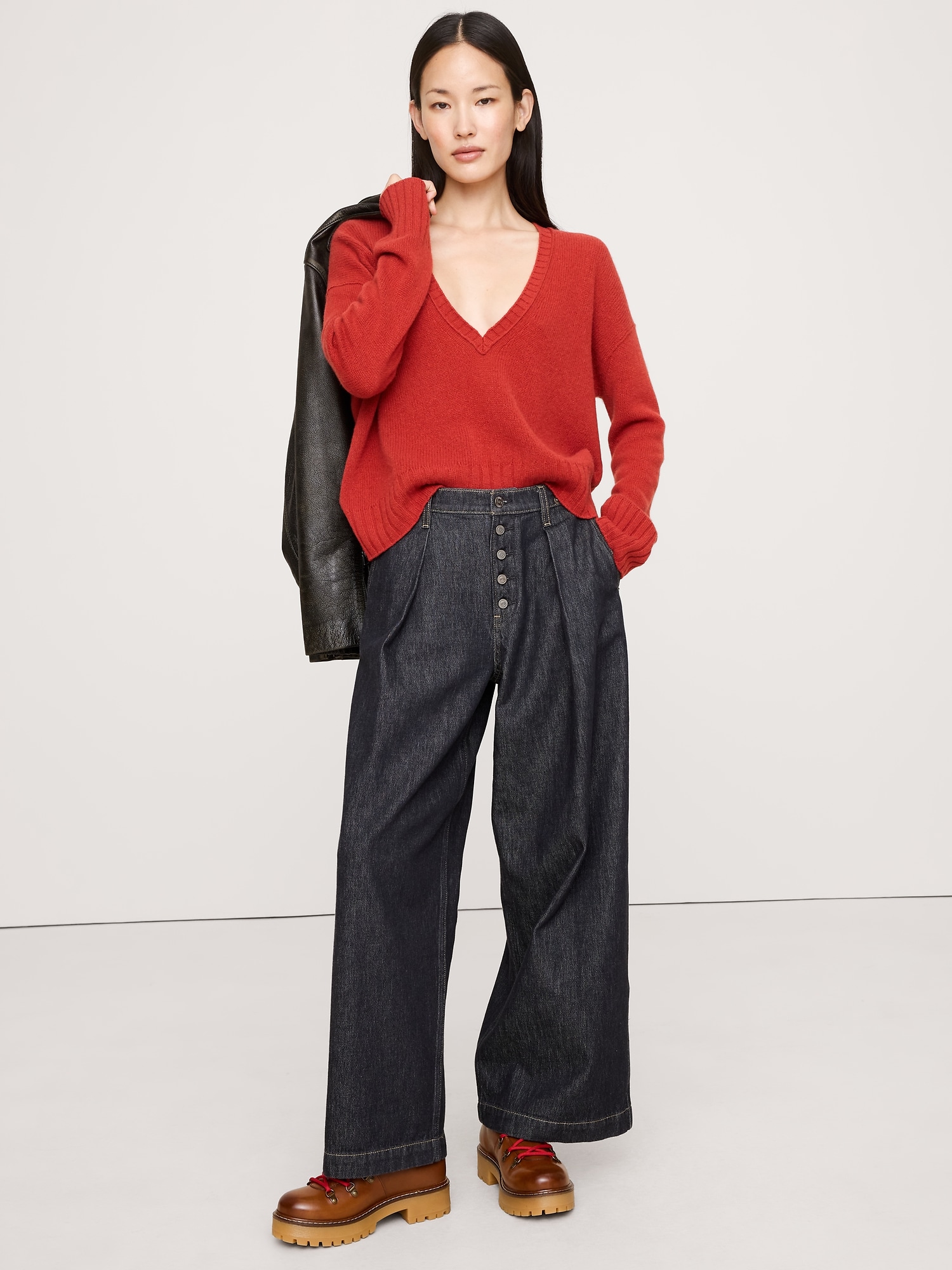 Lightweight Cashmere Low V-Neck Sweater - Pompeian Red
