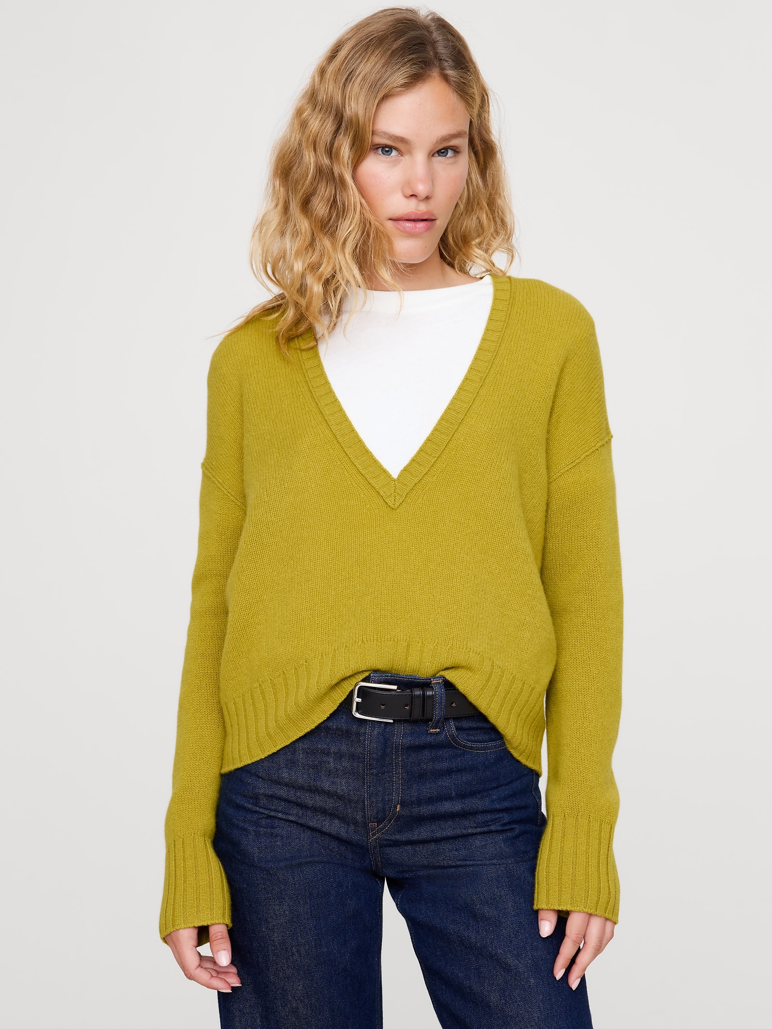 Lightweight Cashmere Low V-Neck Sweater - Gilded Green