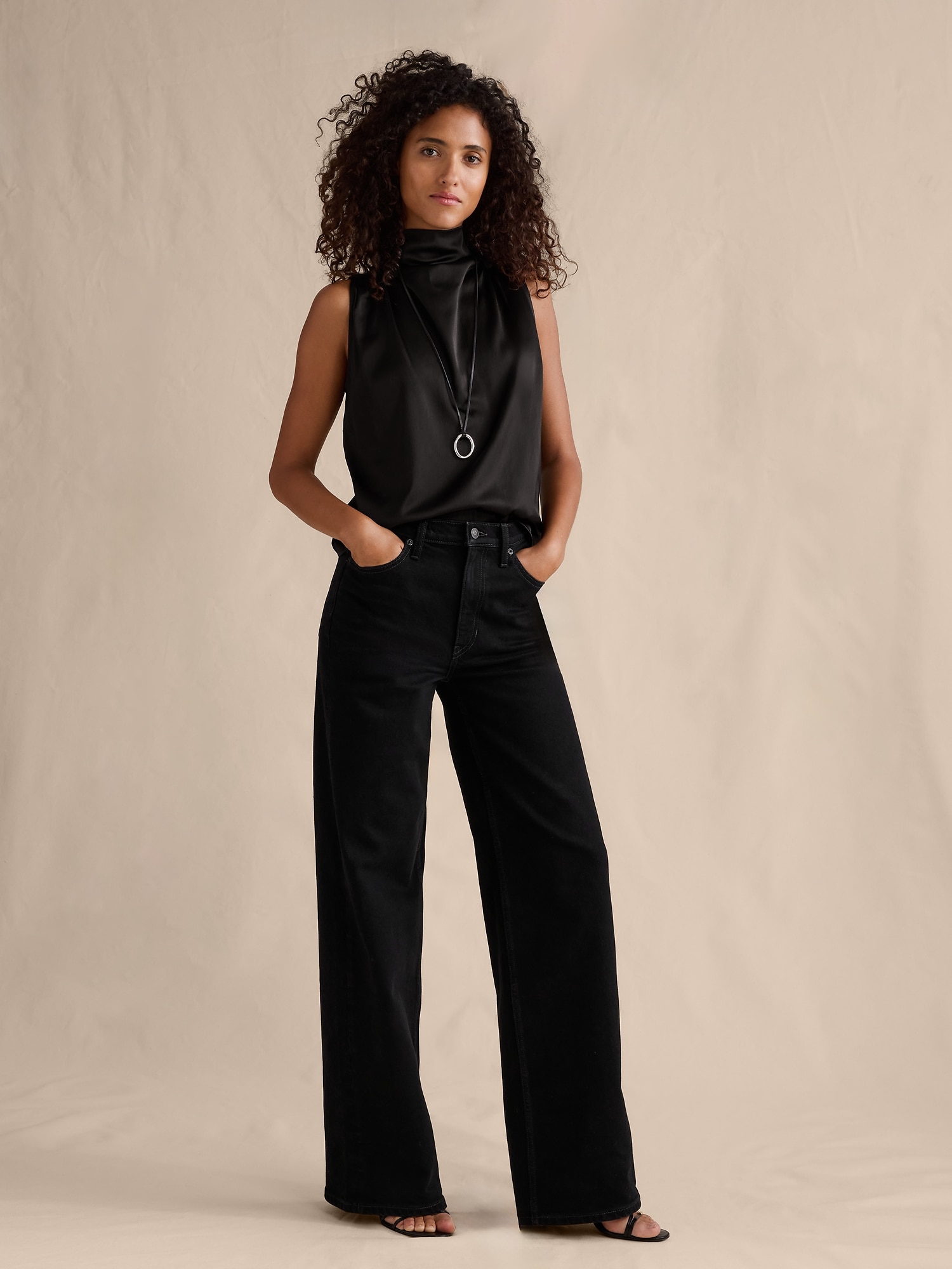 L'image numéro 8 présente LE JEAN À JAMBE LARGE CLASSIQUE ET EMBLÉMATIQUE