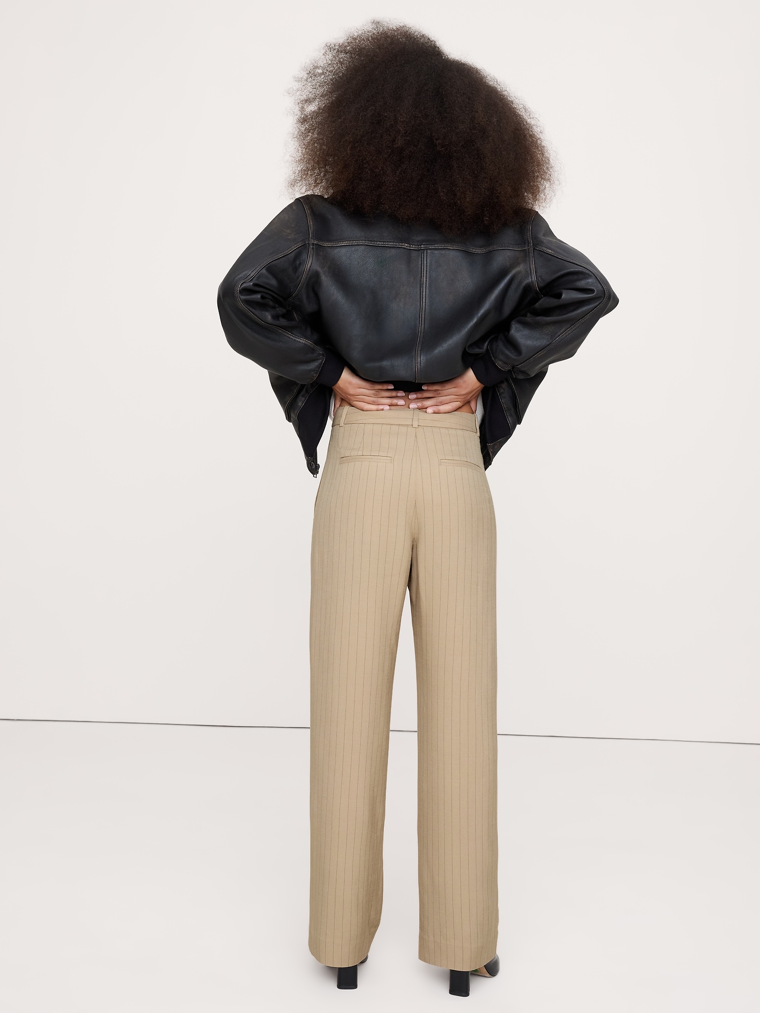 L'image numéro 8 présente Pantalon drapé en sergé à taille mi-basse, à plis et jambe large Soho