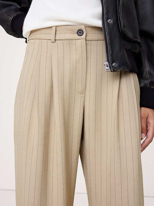 L'image numéro 6 présente Pantalon drapé en sergé à taille mi-basse, à plis et jambe large Soho