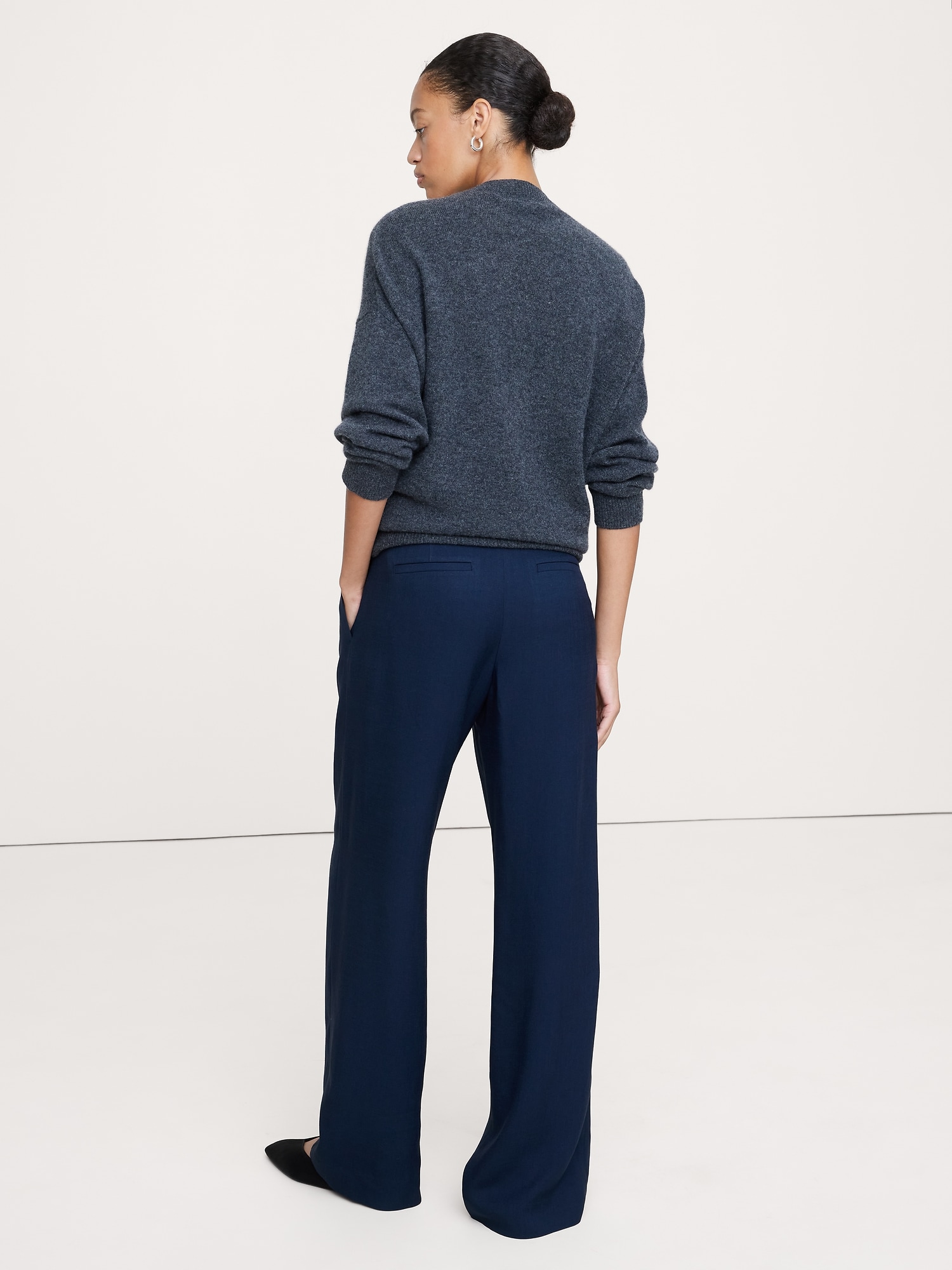 L'image numéro 5 présente Pantalon drapé en sergé à taille mi-basse, à plis et jambe large Soho