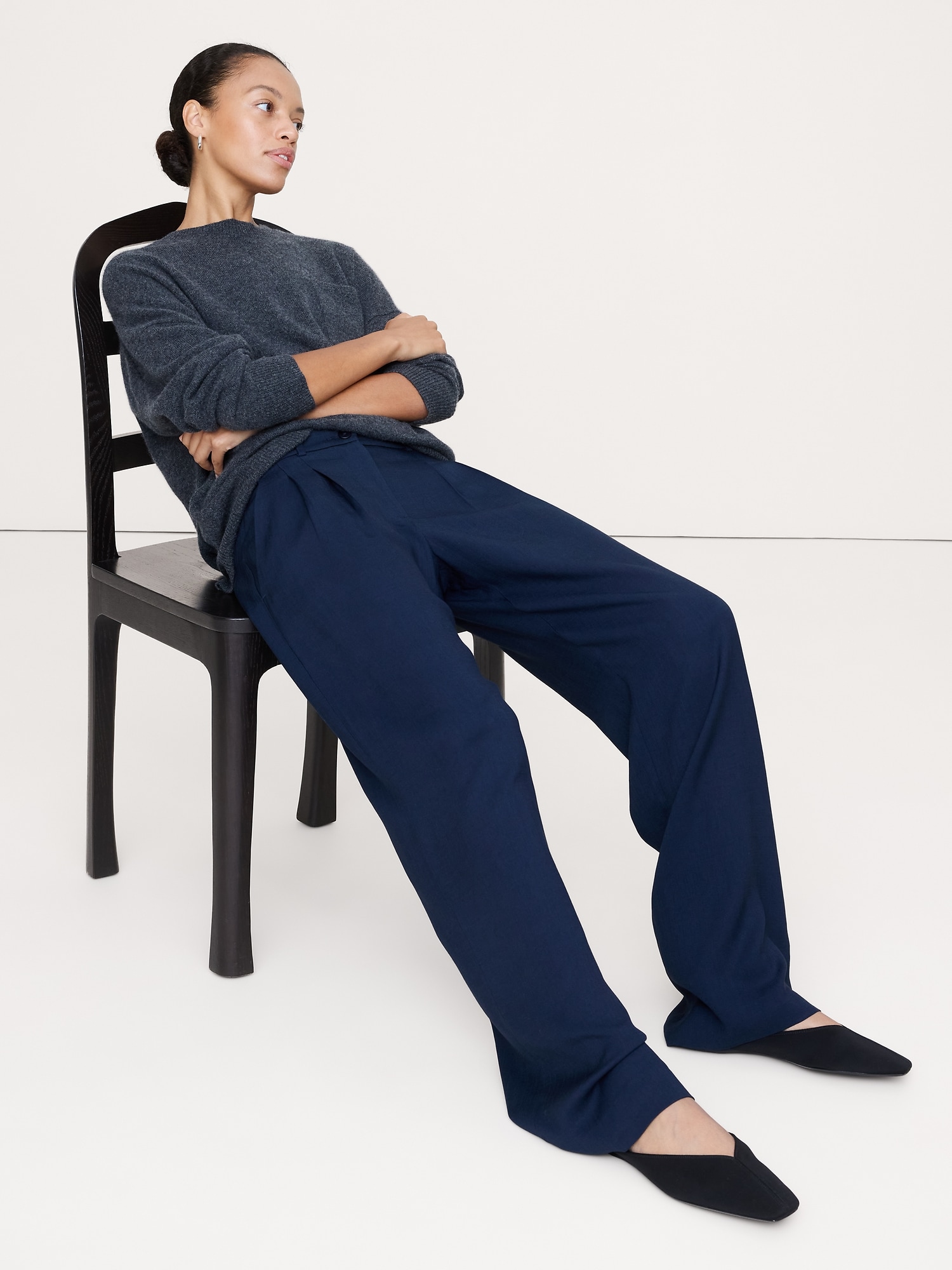 L'image numéro 6 présente Pantalon drapé en sergé à taille mi-basse, à plis et jambe large Soho