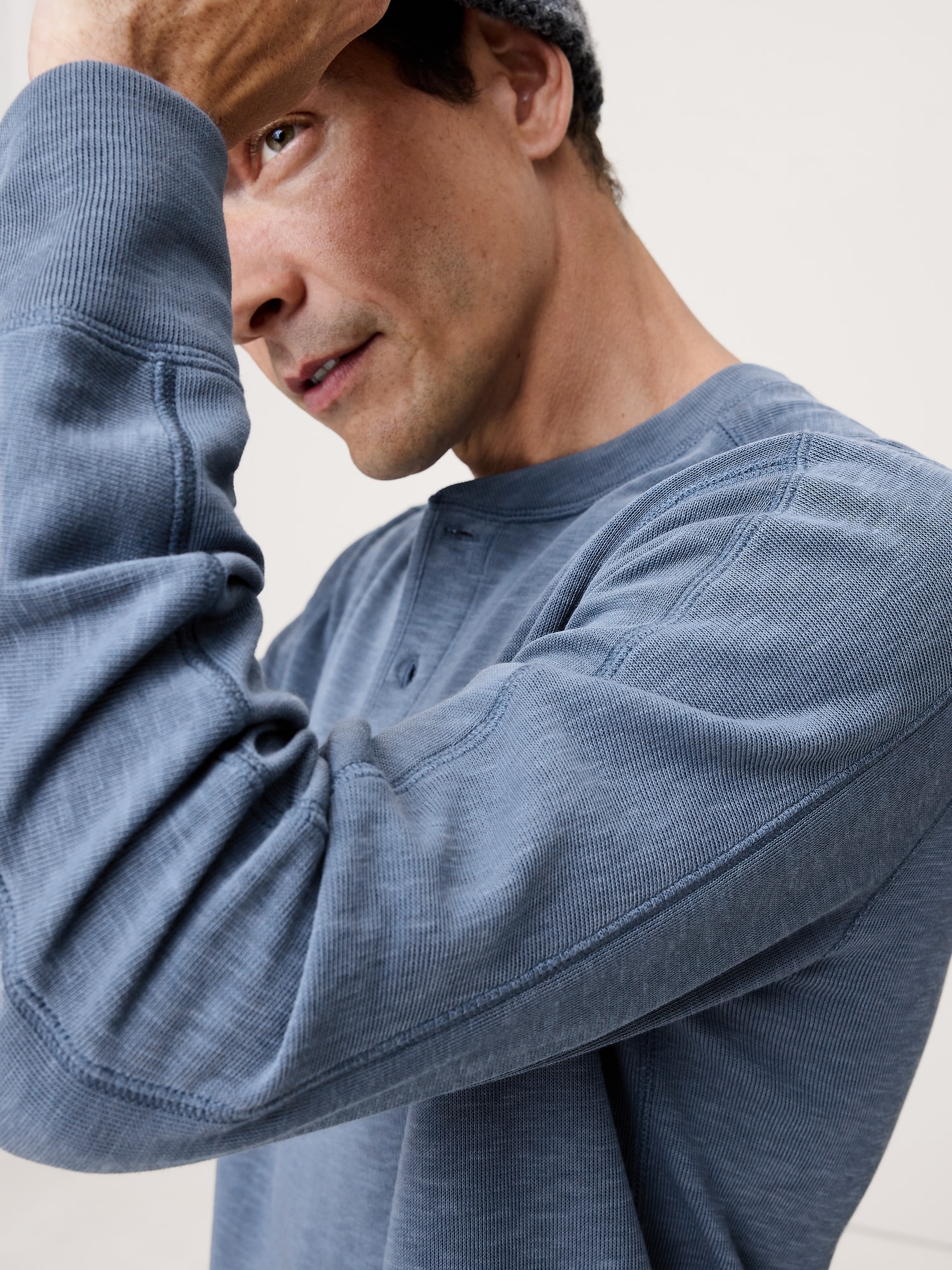 L'image numéro 3 présente T-shirt henley en tricot double de fil flammé