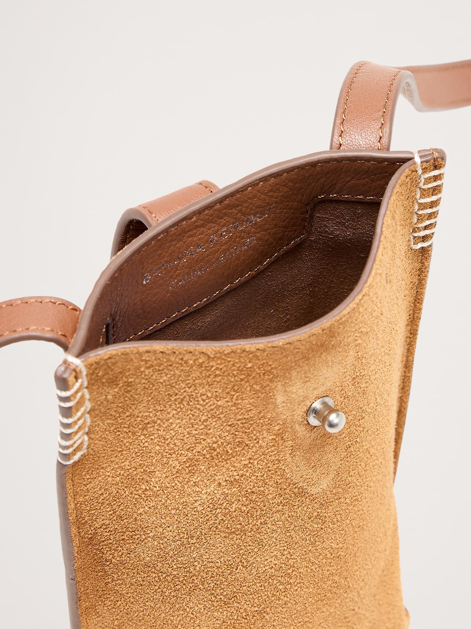L'image numéro 5 présente POCHETTE À BANDOULIÈRE EN CUIR ITALIEN