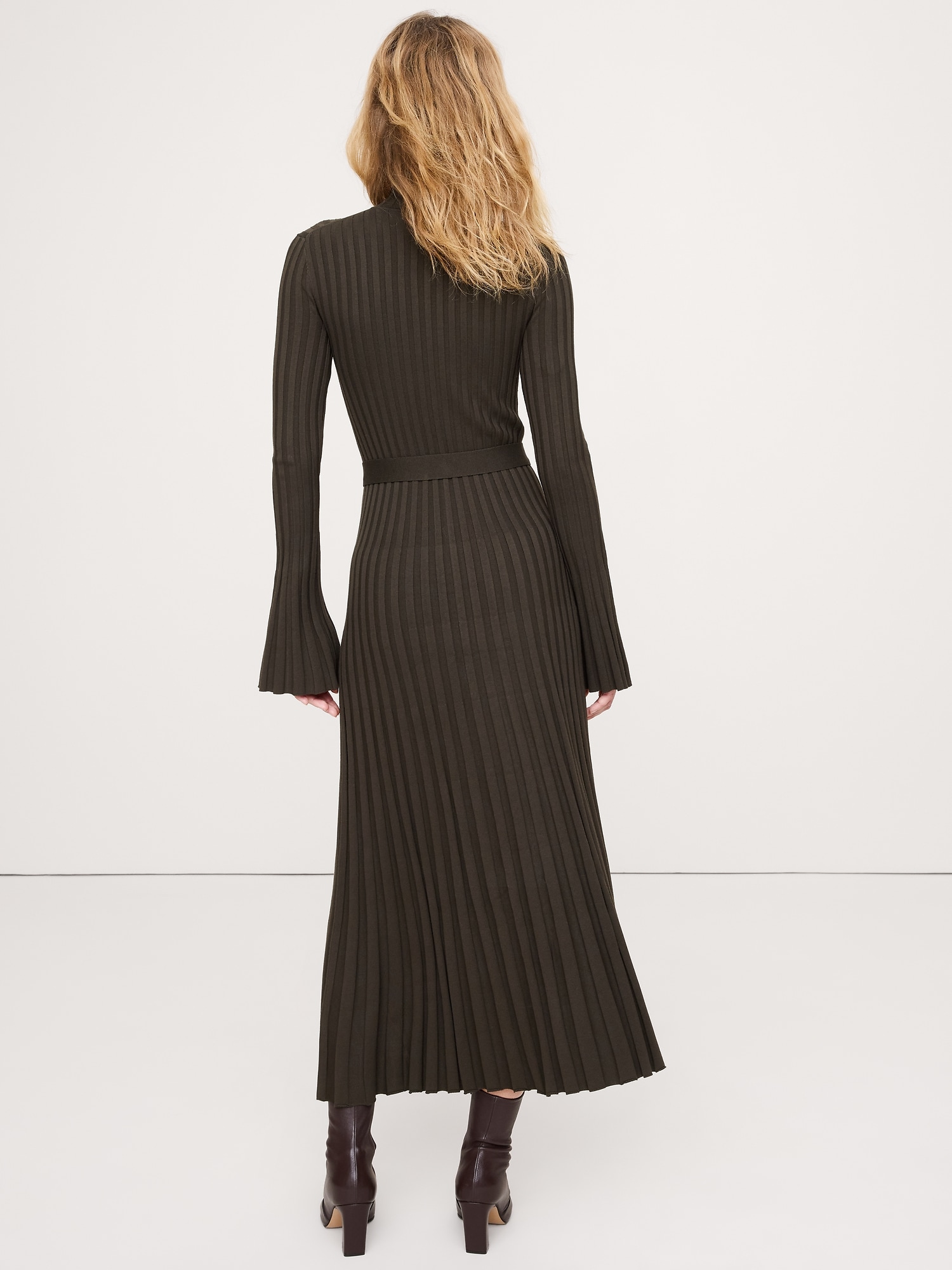L'image numéro 6 présente Robe longue en tricot côtelé à effet sculptant