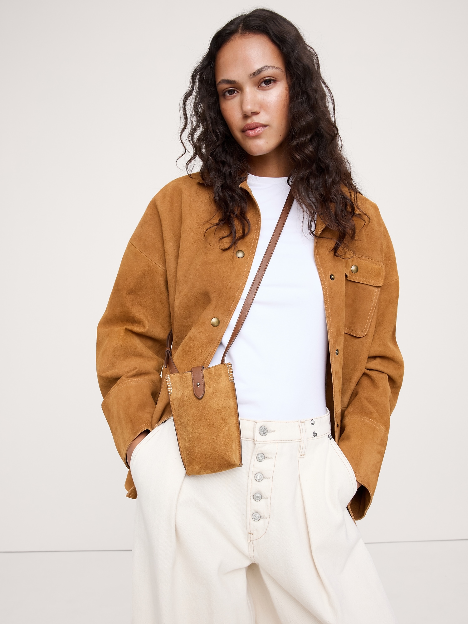 L'image numéro 2 présente POCHETTE À BANDOULIÈRE EN CUIR ITALIEN