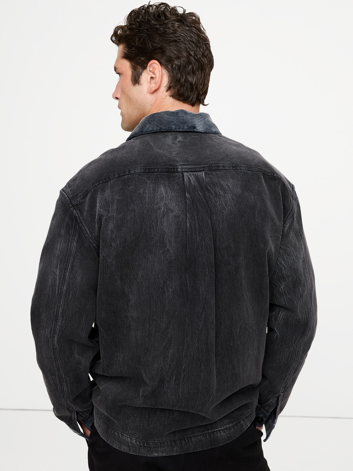 L'image numéro 2 présente Surchemise décontractée en denim