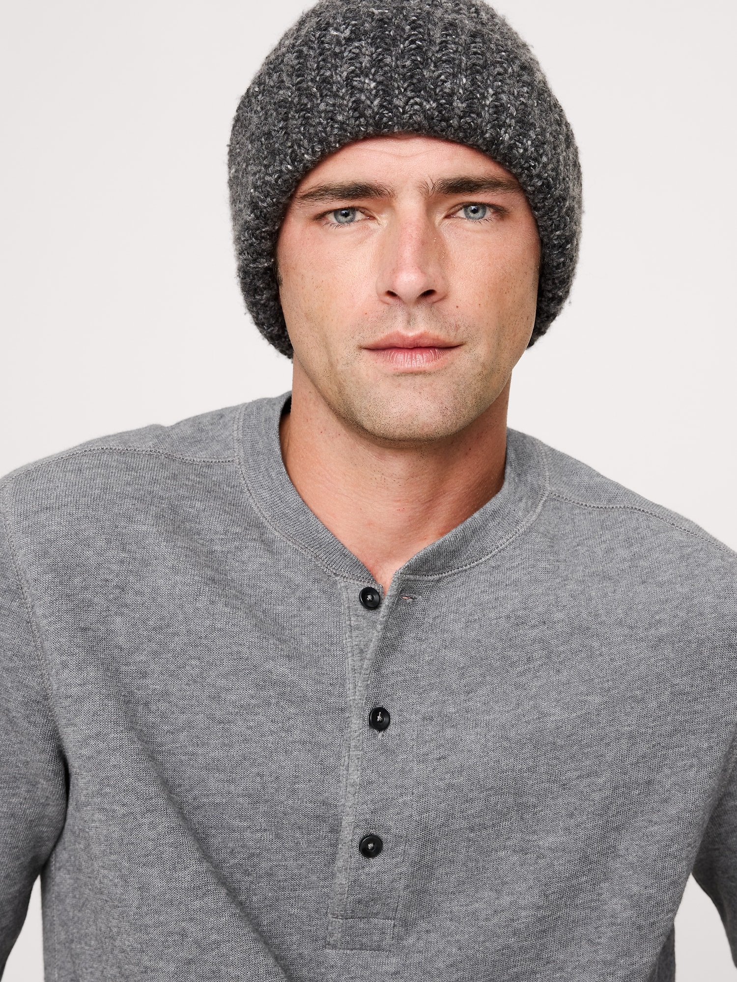 L'image numéro 3 présente T-shirt henley en tricot double de fil flammé