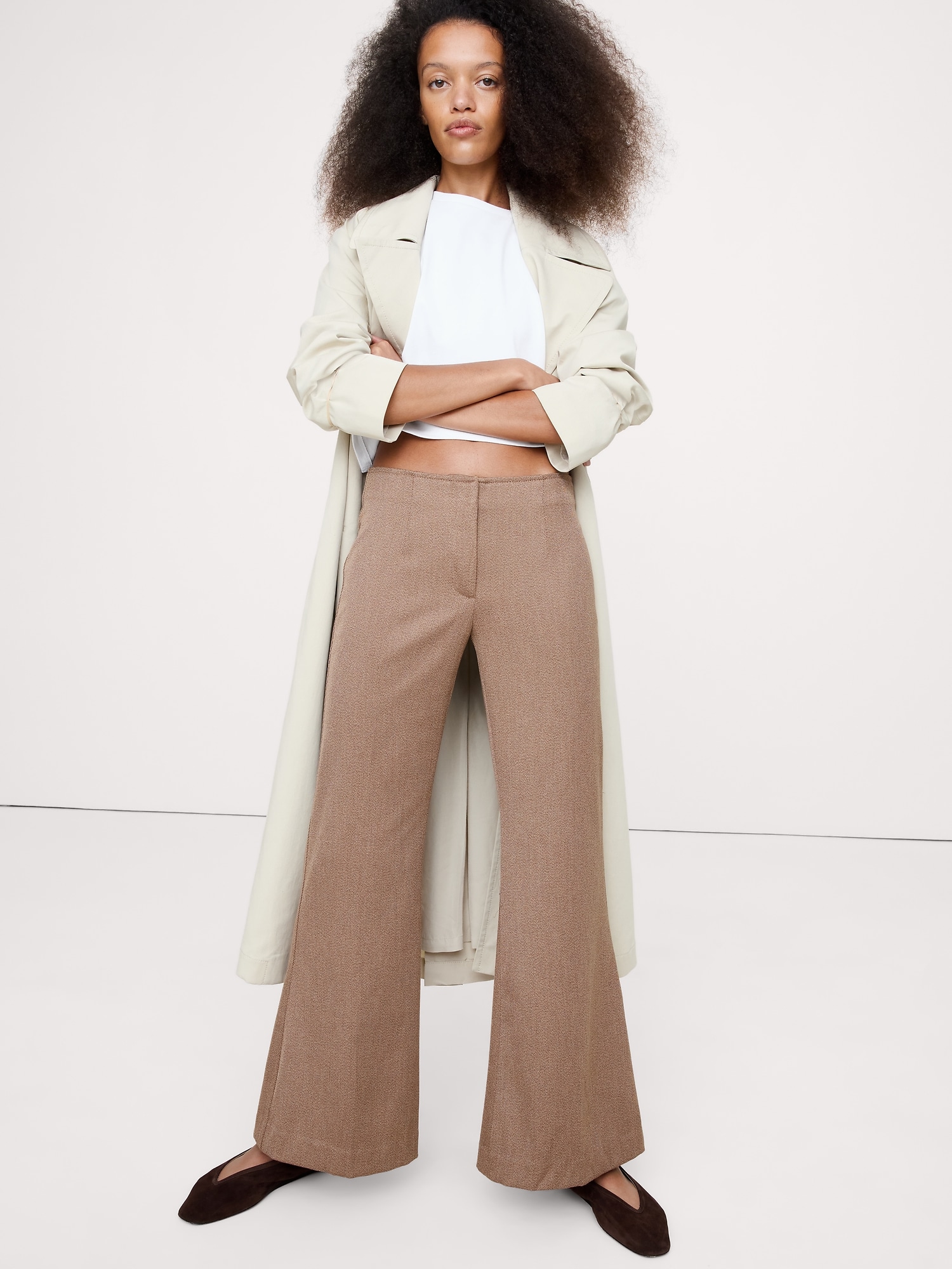Pantalon évasé à taille mi-basse en sergé italien - Texture Brune