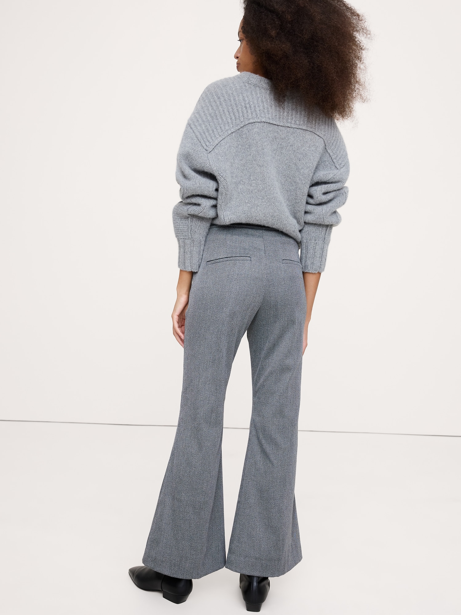 L'image numéro 8 présente Pantalon évasé à taille mi-basse en sergé italien