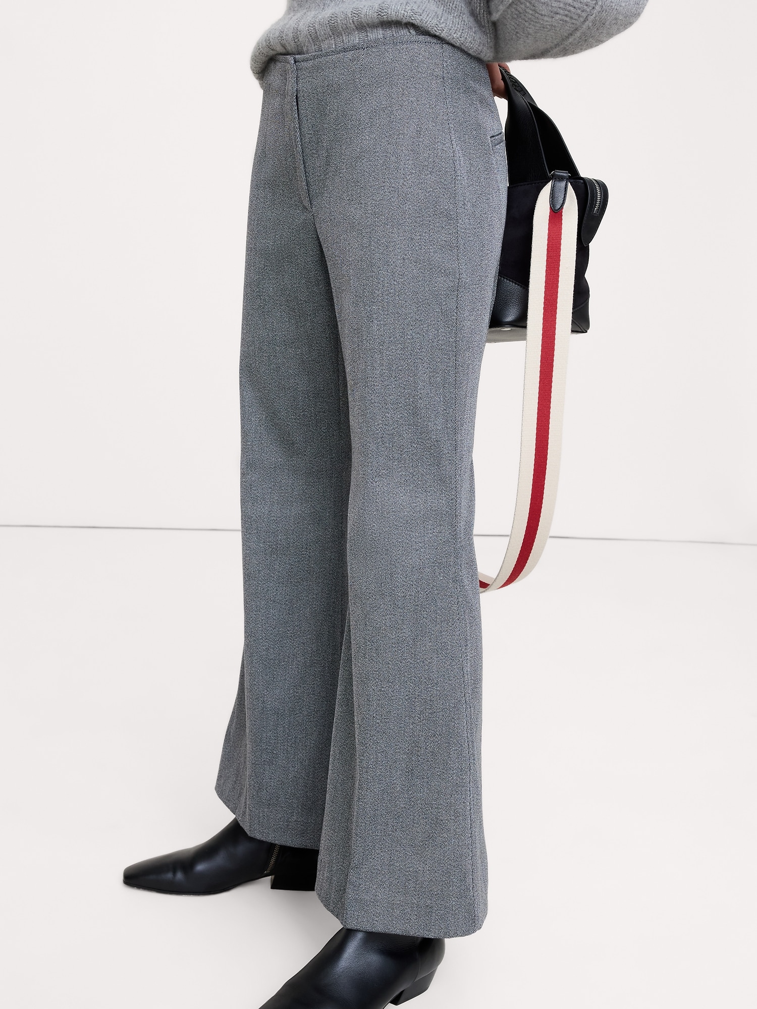 L'image numéro 3 présente Pantalon évasé à taille mi-basse en sergé italien