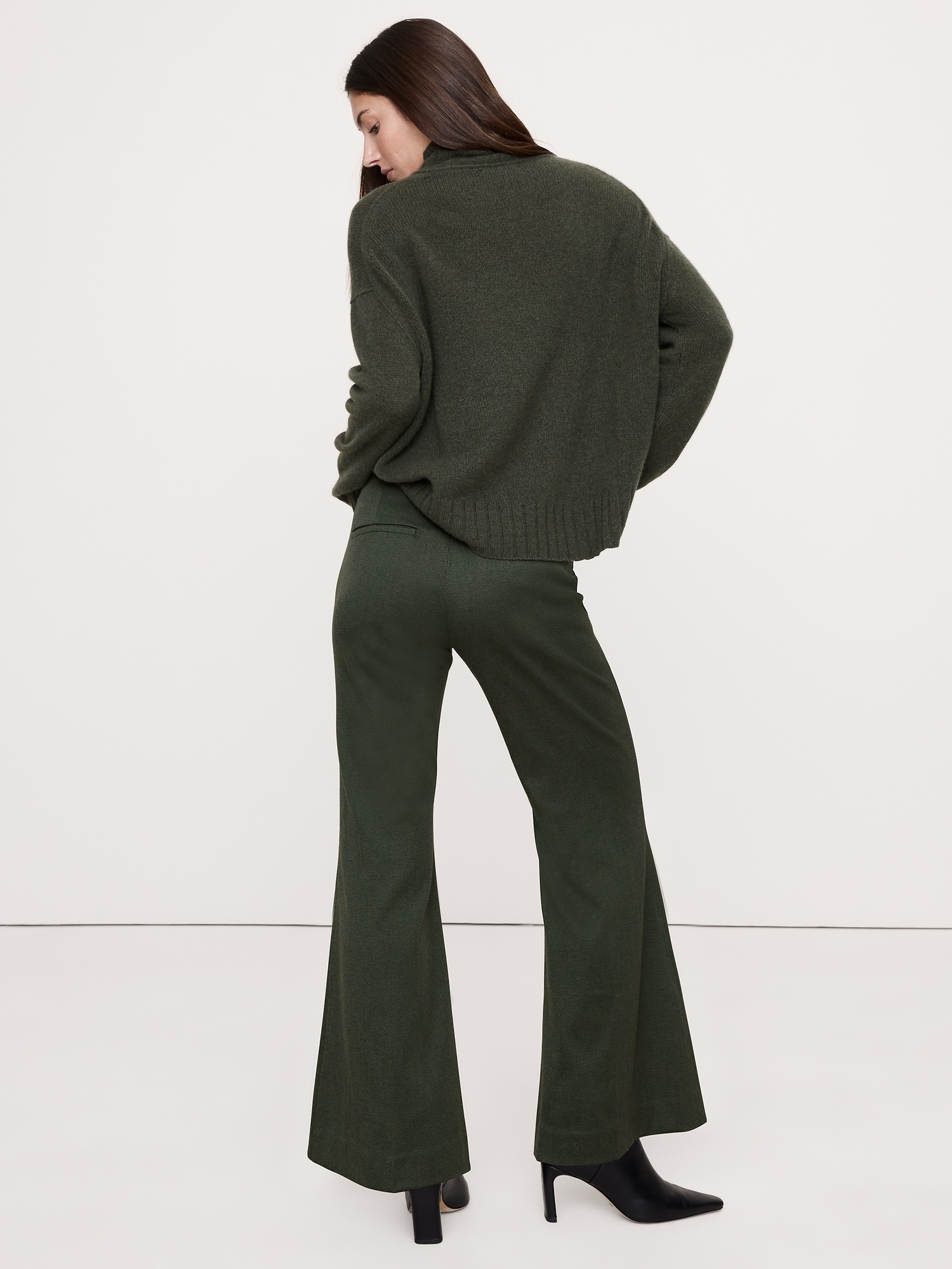L'image numéro 5 présente Pantalon évasé à taille mi-basse en sergé italien