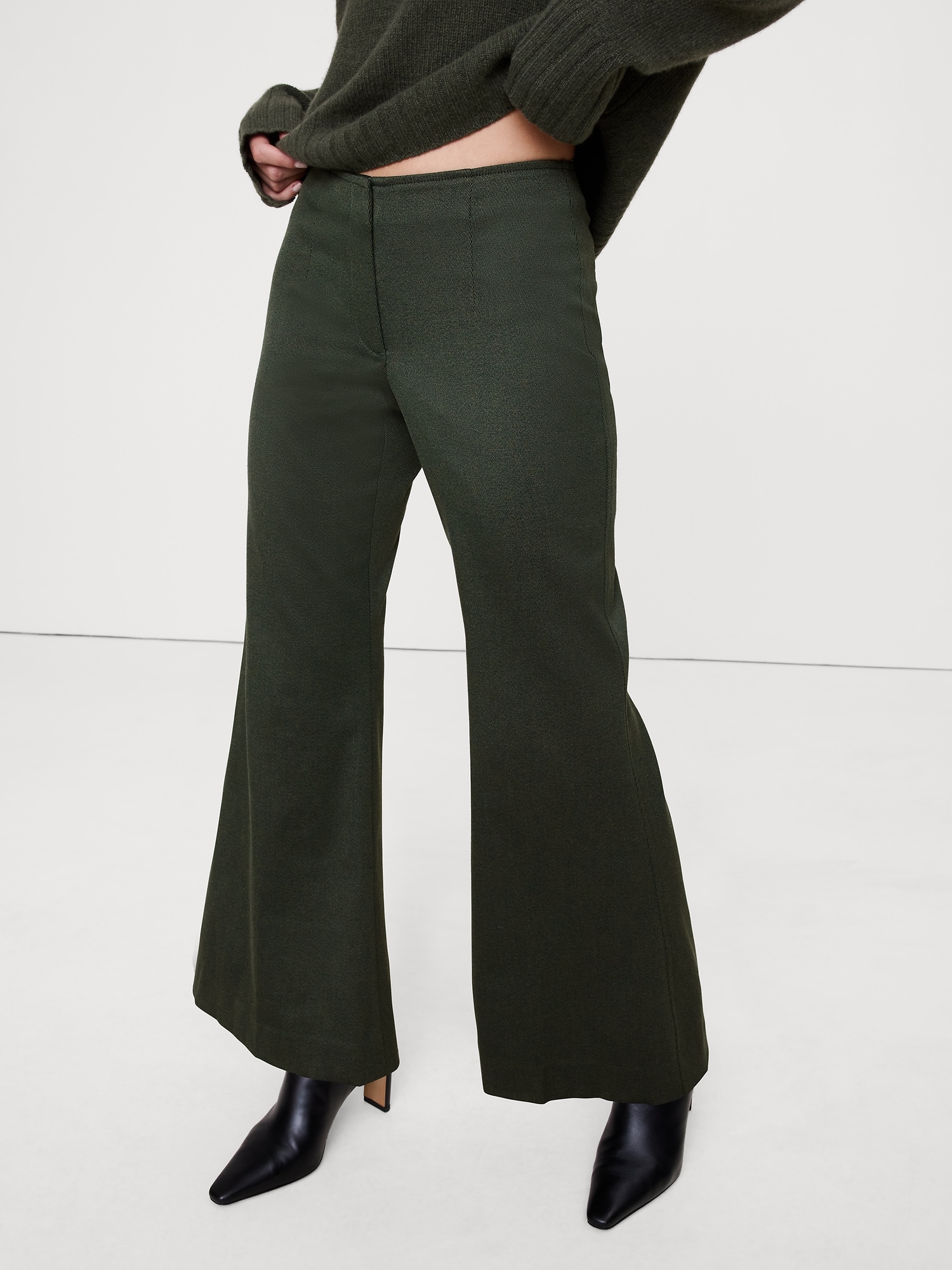 L'image numéro 6 présente Pantalon évasé à taille mi-basse en sergé italien