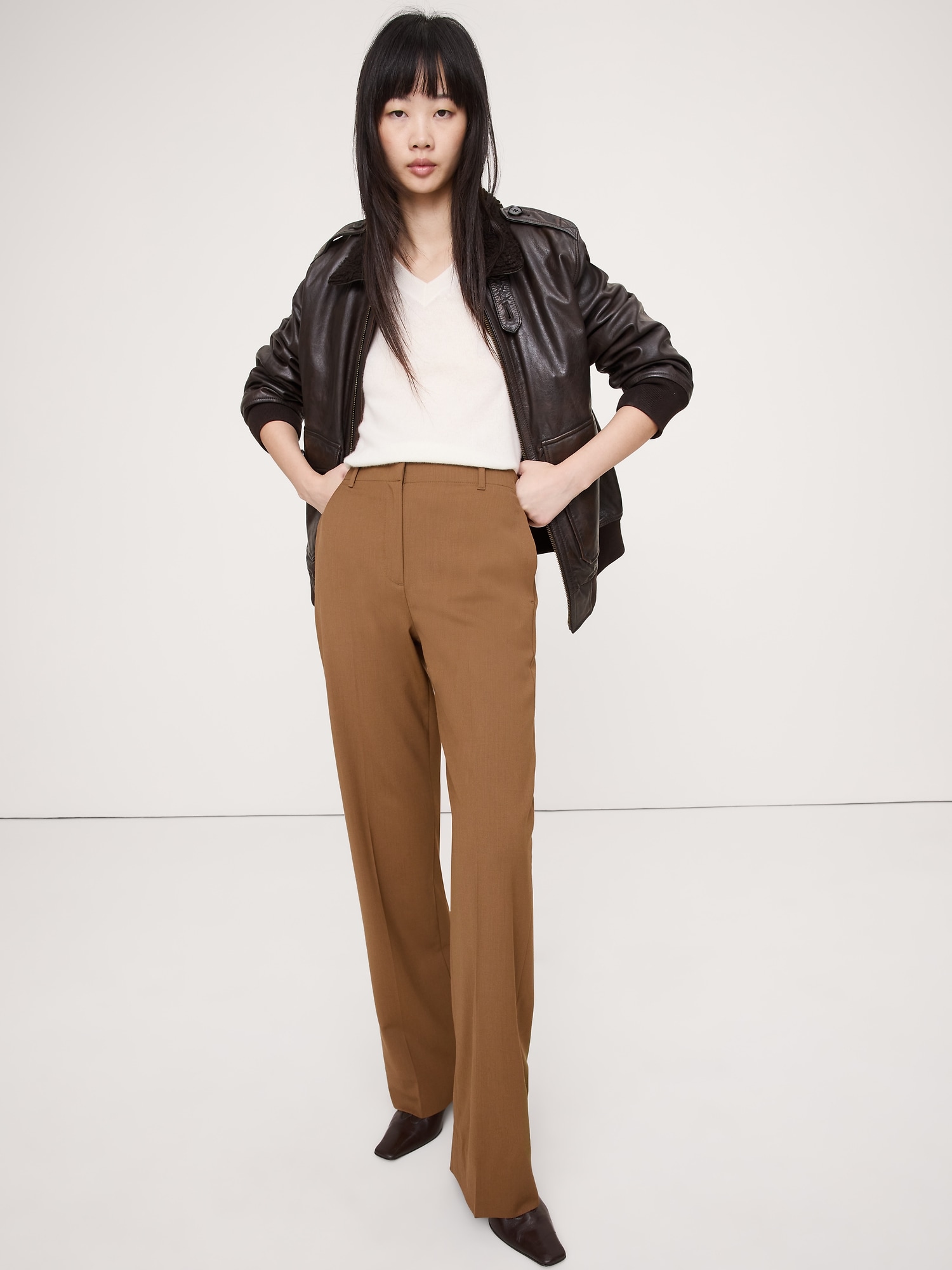 L'image numéro 4 présente Pantalon droit moderne à taille haute en laine italienne