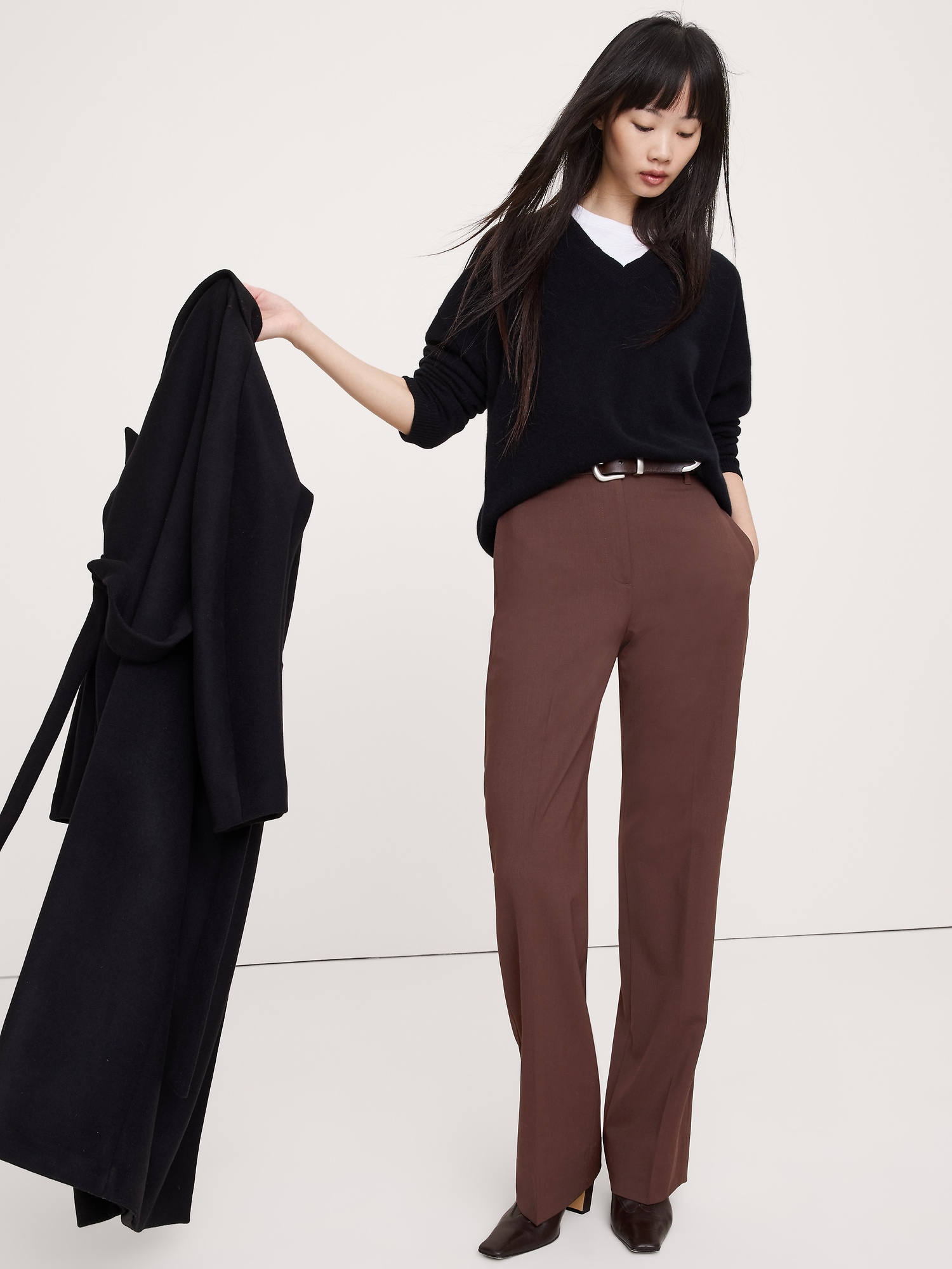 L'image numéro 1 présente Pantalon droit moderne à taille haute en laine italienne