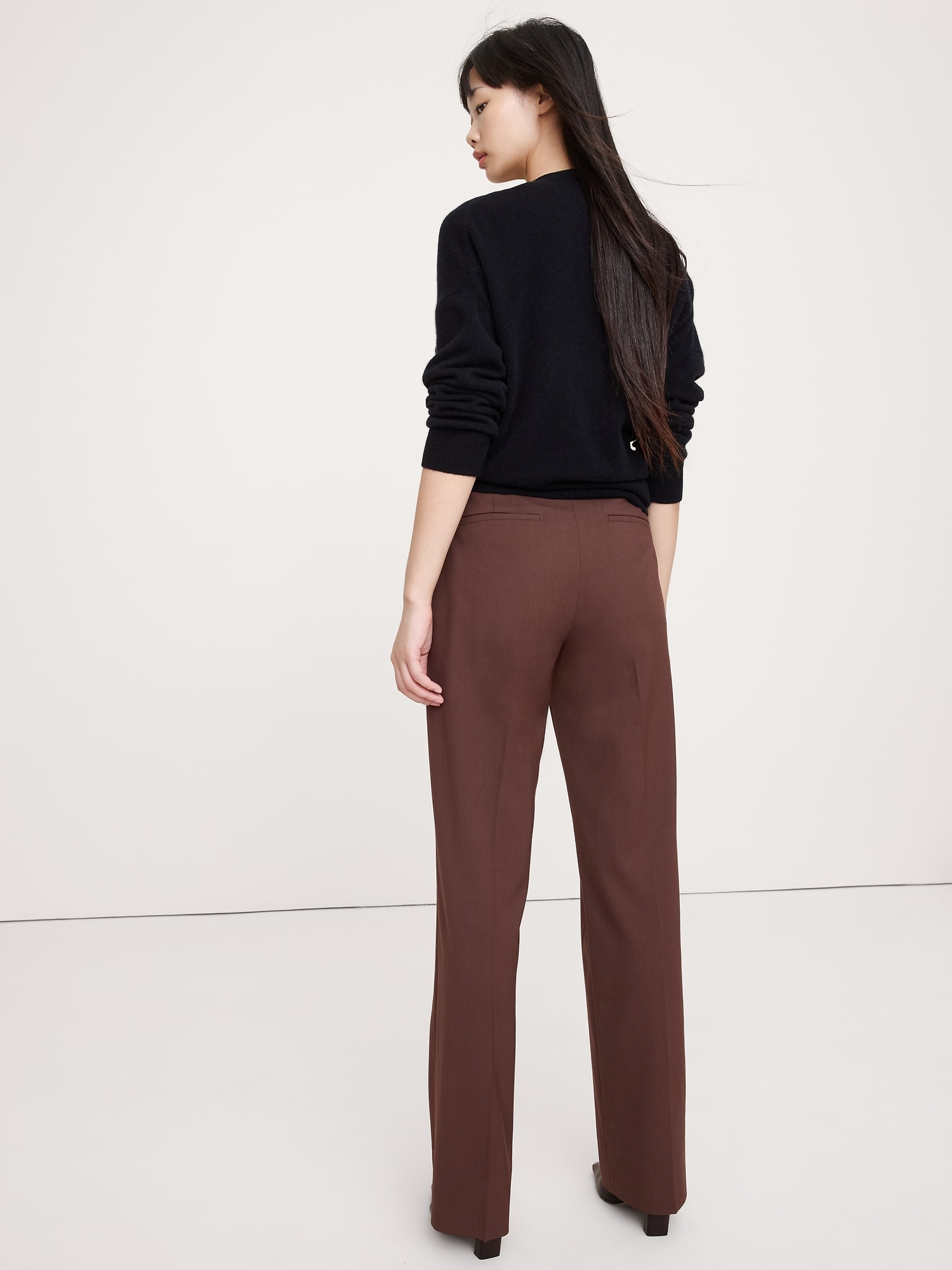 L'image numéro 3 présente Pantalon droit moderne à taille haute en laine italienne