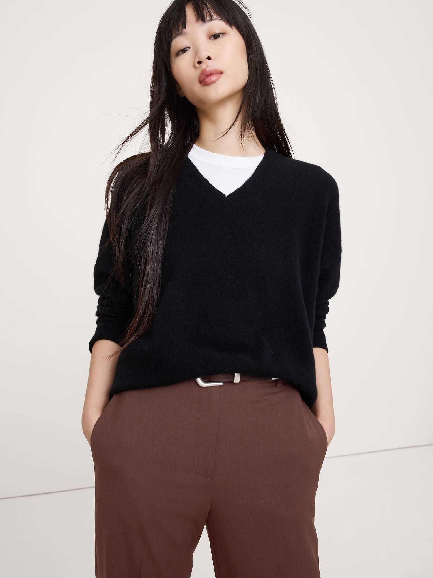 L'image numéro 4 présente Pantalon droit moderne à taille haute en laine italienne