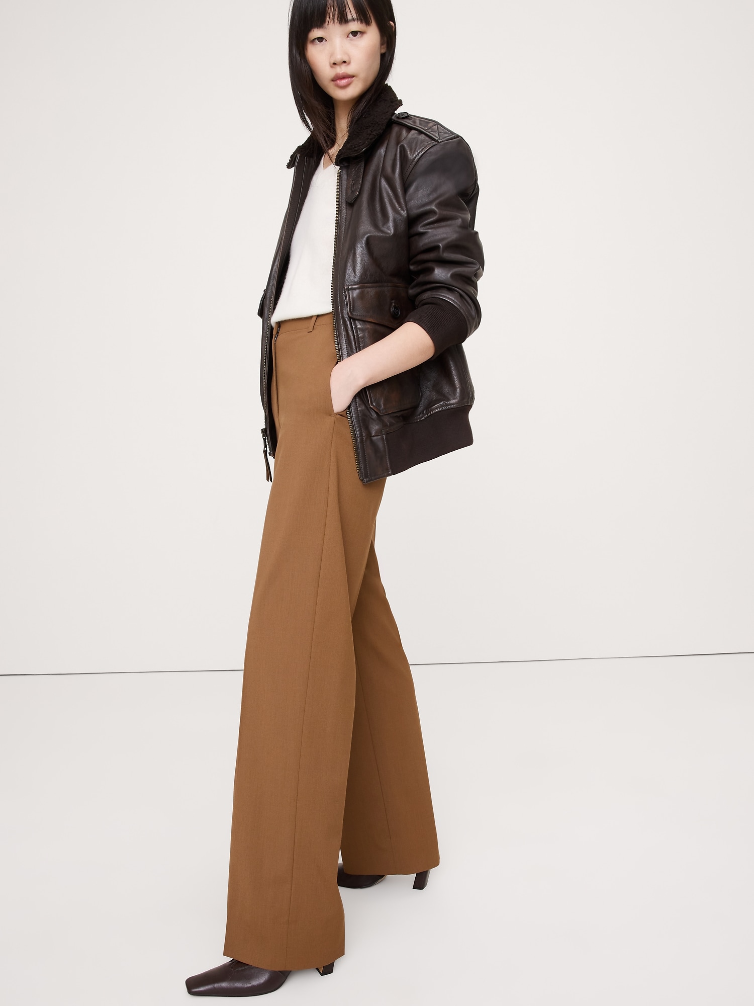 L'image numéro 1 présente Pantalon droit moderne à taille haute en laine italienne
