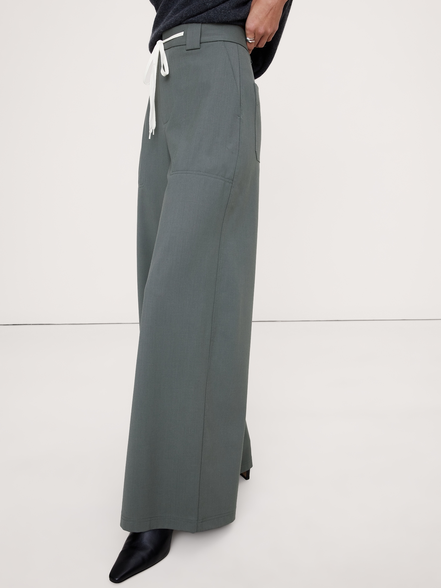 L'image numéro 7 présente Pantalon en laine italienne à taille haute et à jambe large