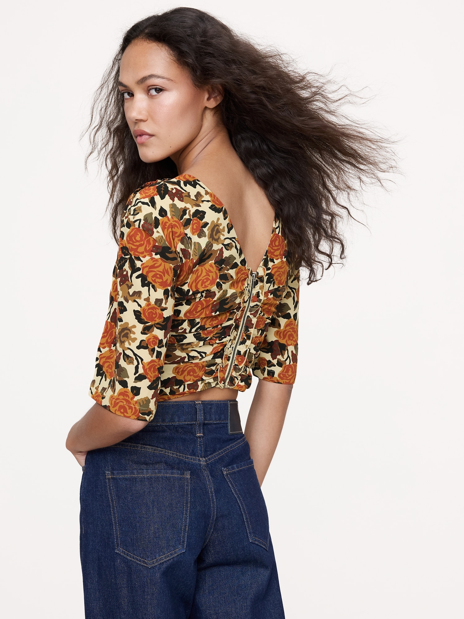 L'image numéro 2 présente Haut froncé en soie mate