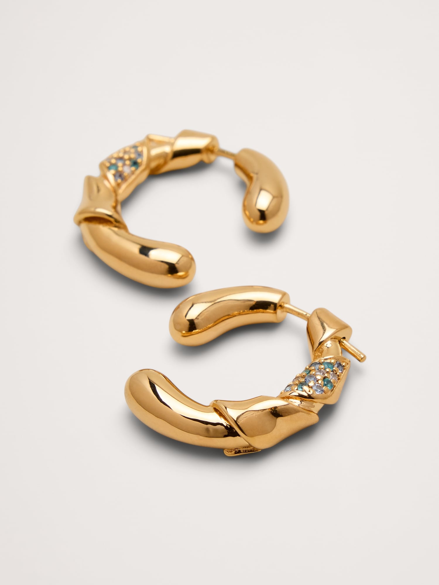 L'image numéro 2 présente Anneaux d’oreilles torsadés avec pierres du Rhin