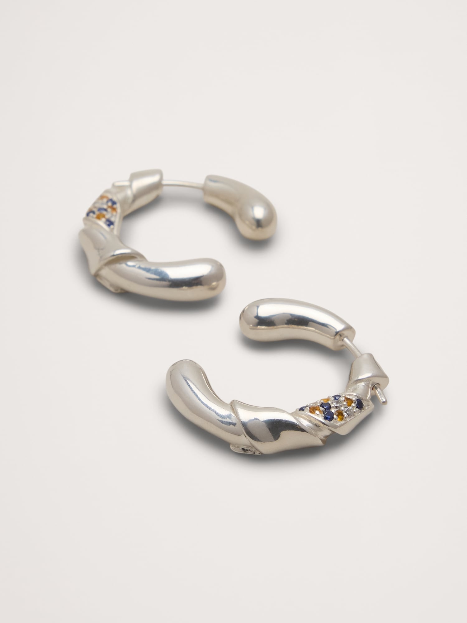 L'image numéro 3 présente Anneaux d’oreilles torsadés avec pierres du Rhin