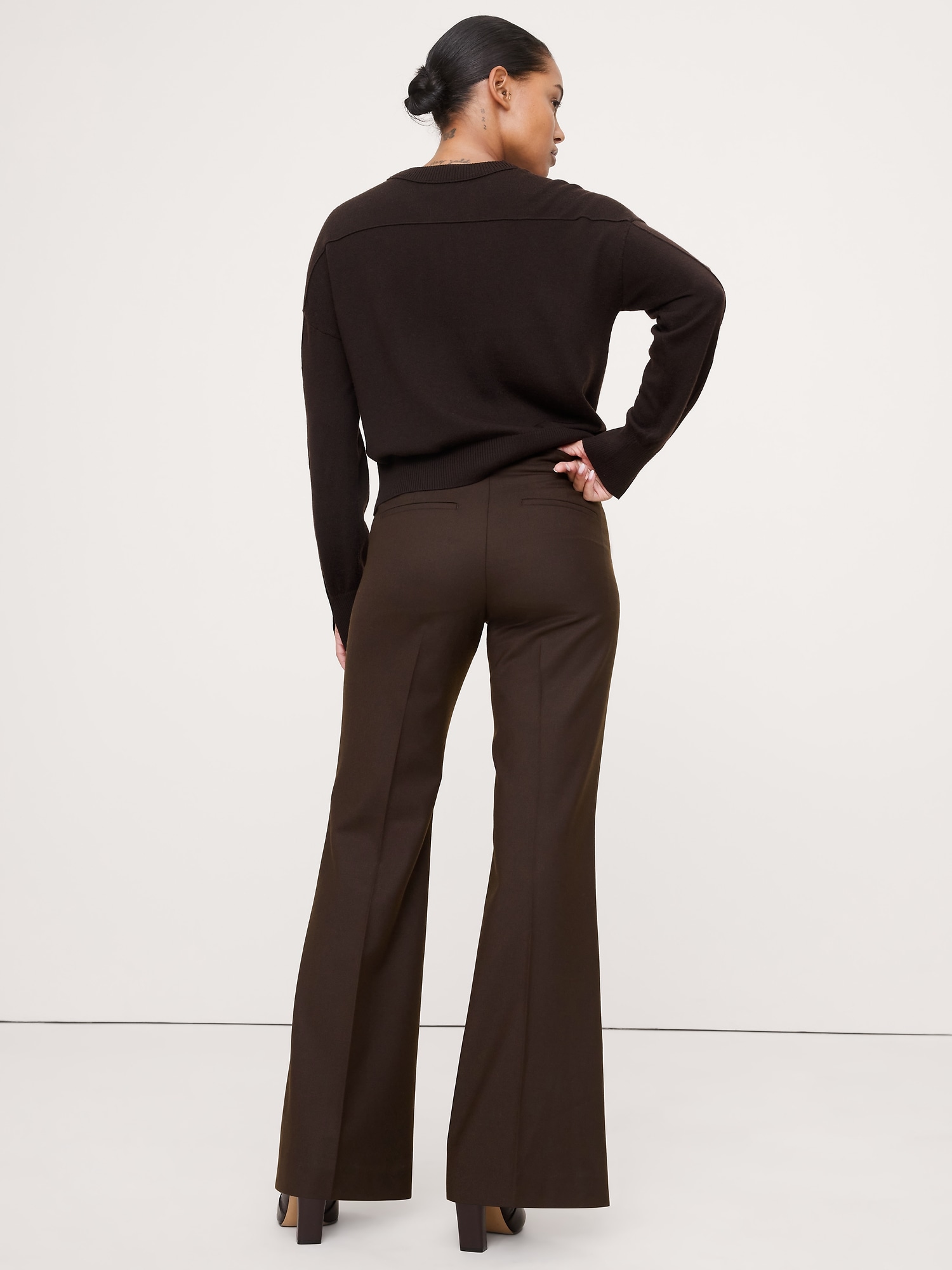 L'image numéro 3 présente Pantalon évasé à taille mi-basse en mélange de laine extensible