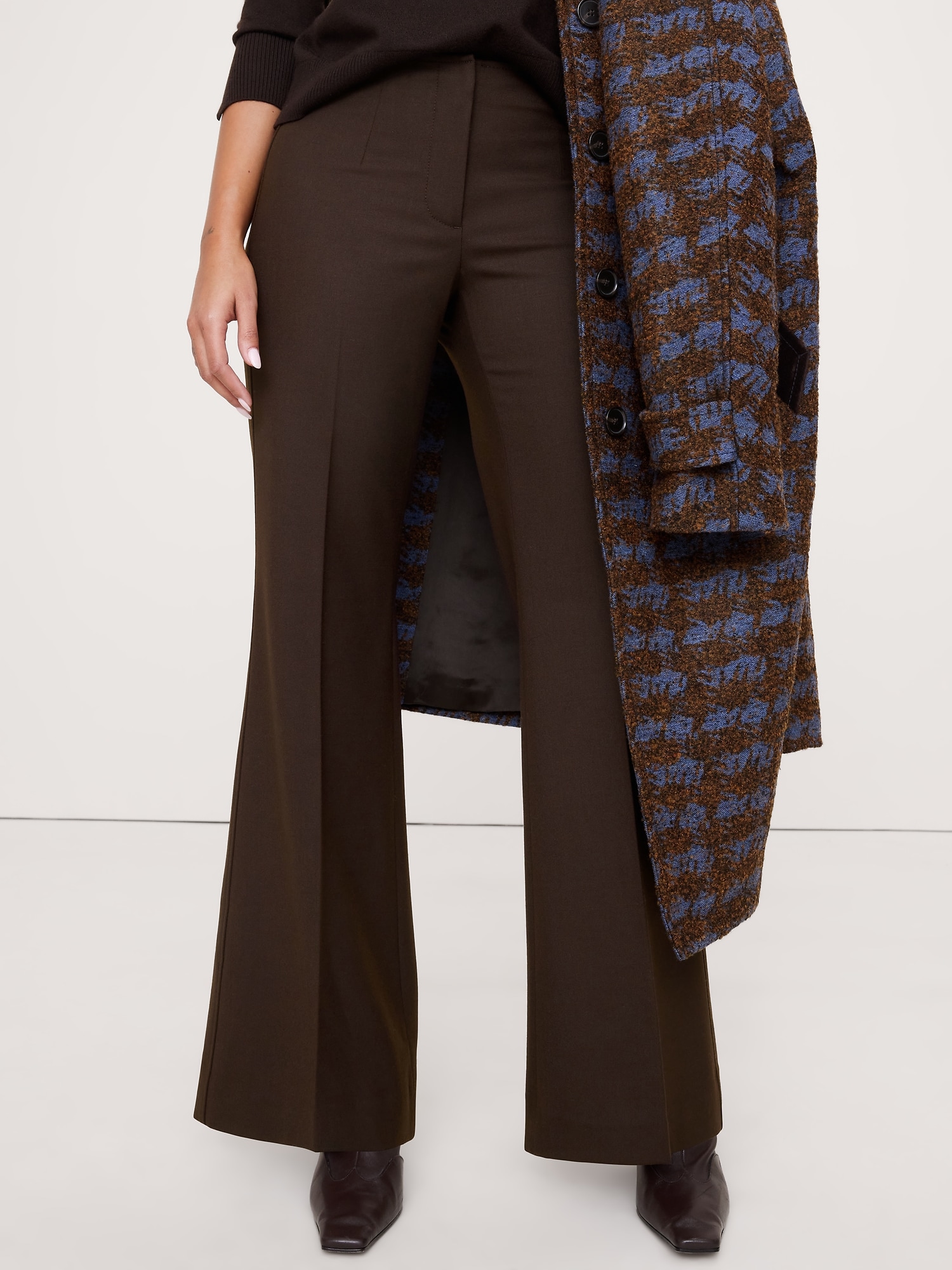 L'image numéro 4 présente Pantalon évasé à taille mi-basse en mélange de laine extensible
