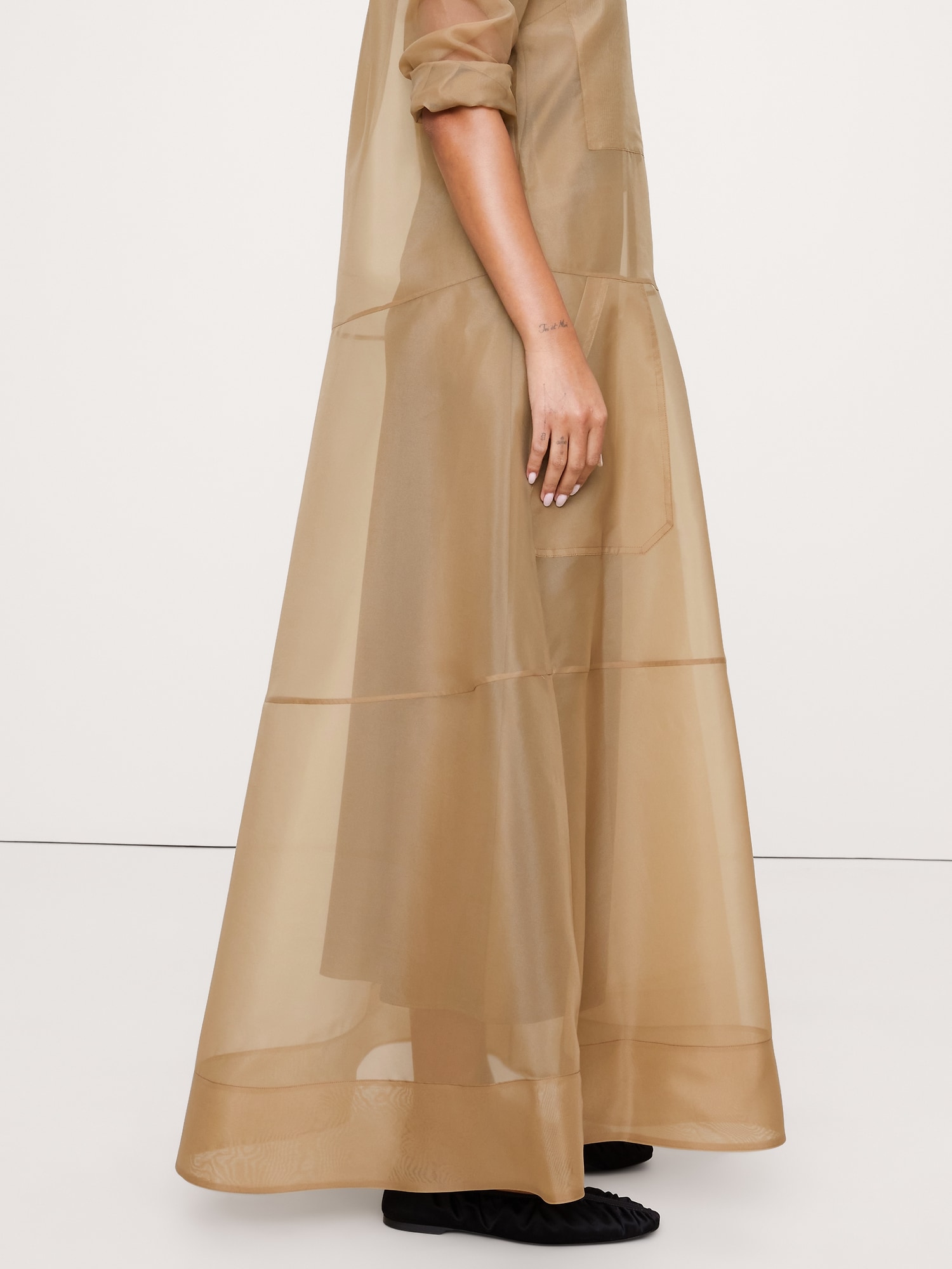 L'image numéro 4 présente Robe-chemisier longue en organza