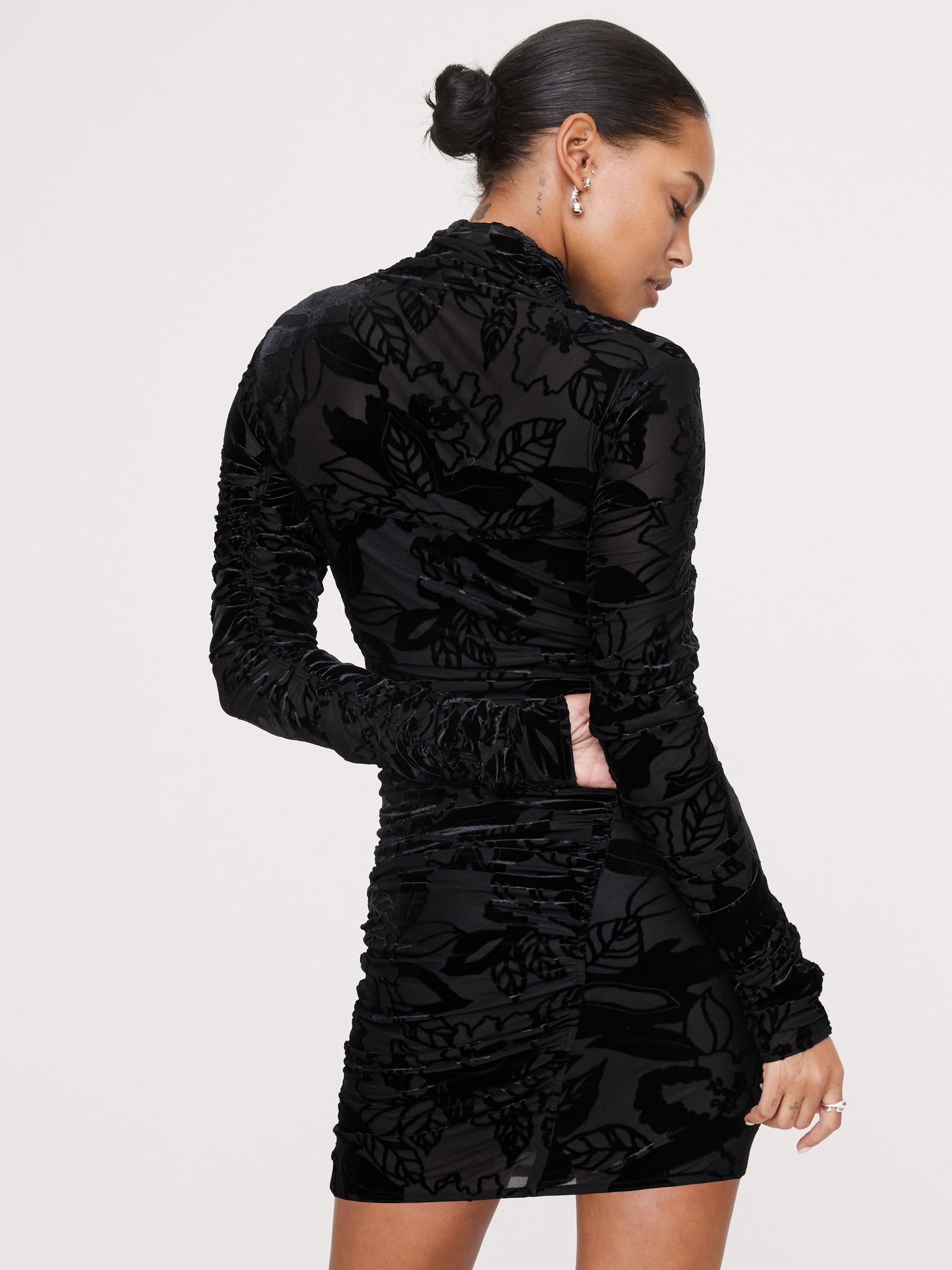 L'image numéro 2 présente Robe courte à fronces en velours à effet usé