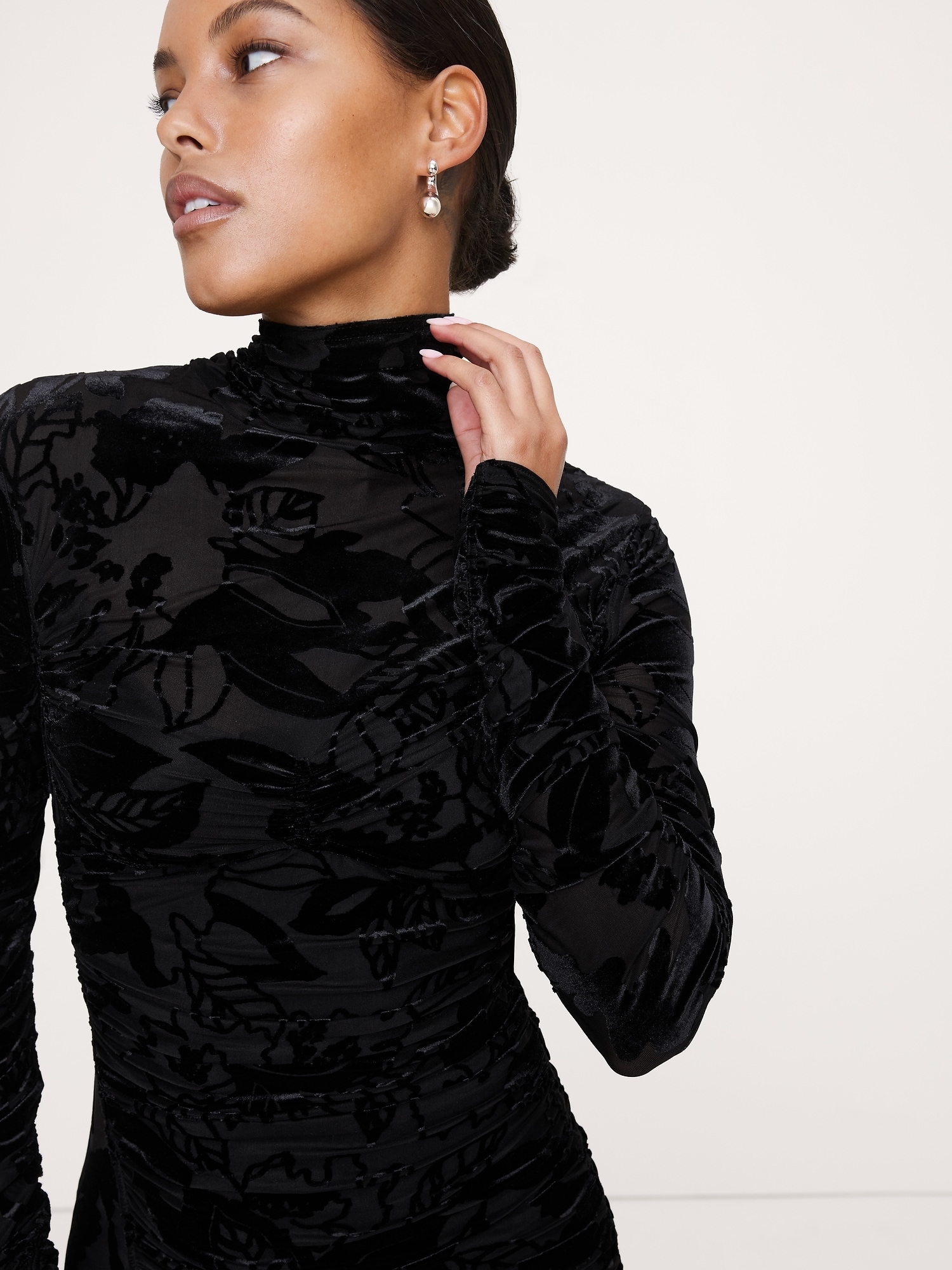 L'image numéro 3 présente Robe courte à fronces en velours à effet usé