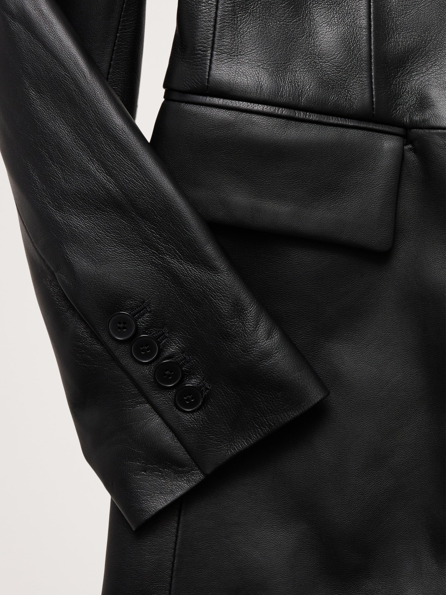L'image numéro 6 présente Blazer ajusté en cuir