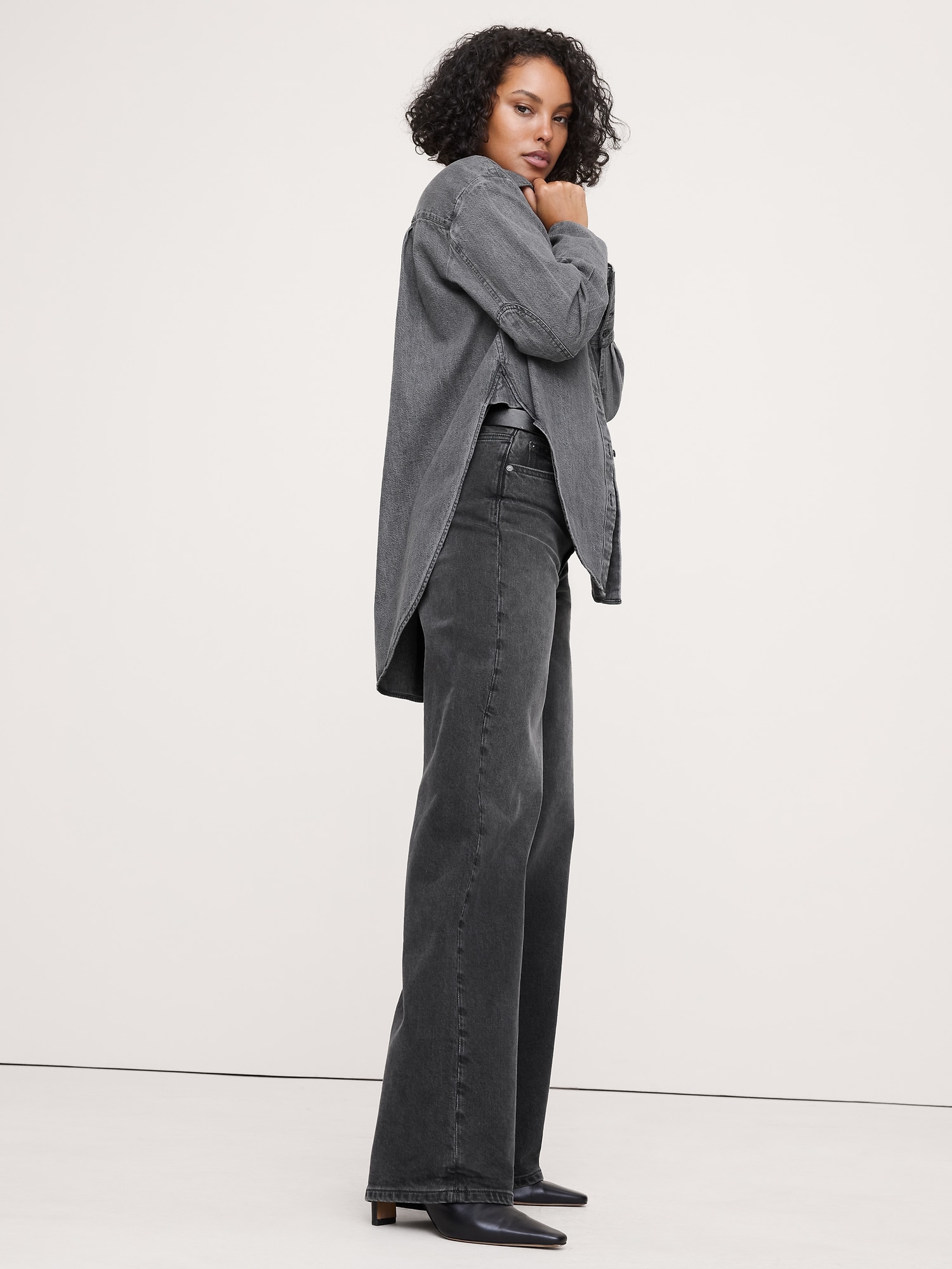 L'image numéro 3 présente Chemise en denim à ourlet arrondi