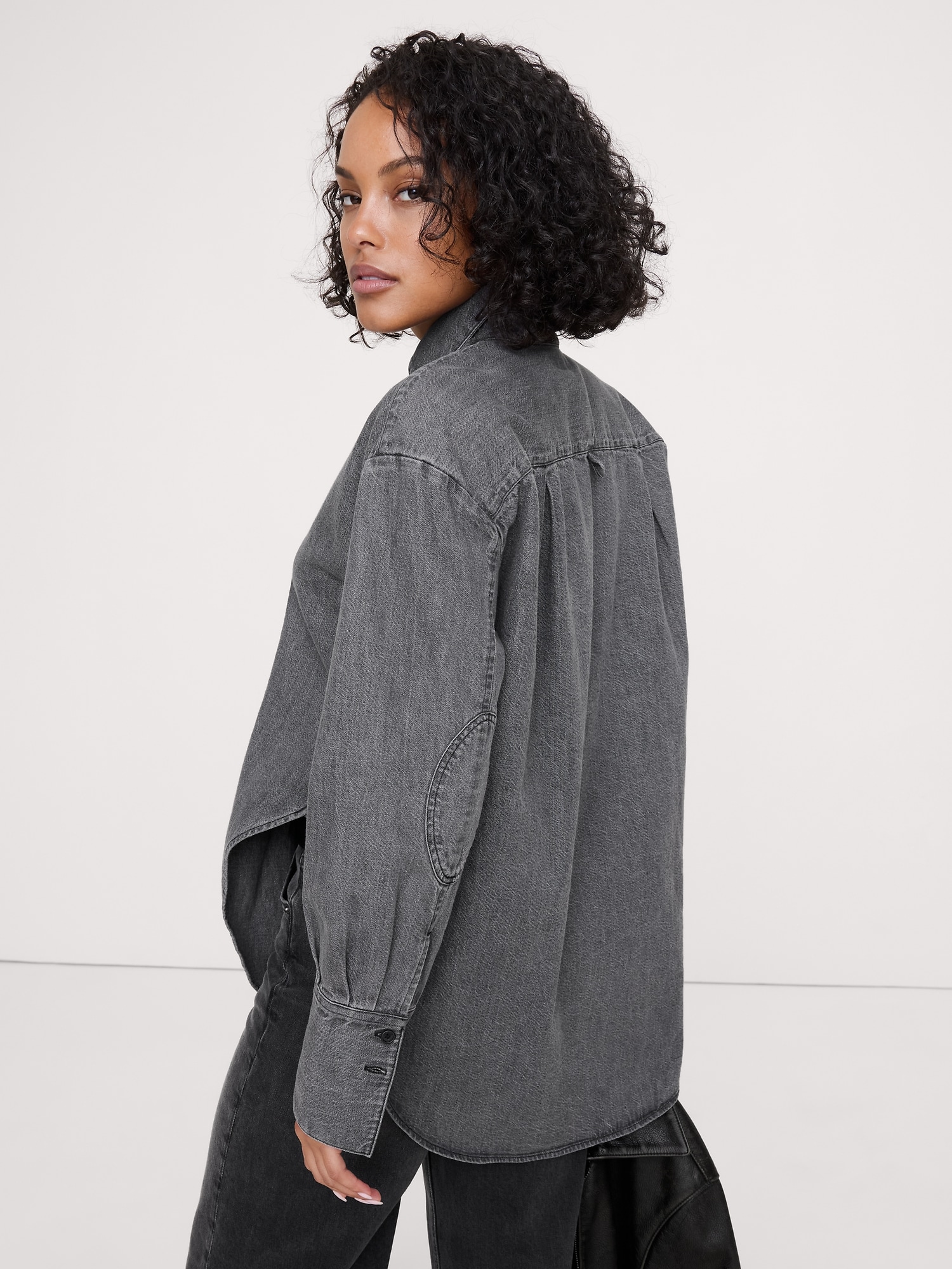 L'image numéro 2 présente Chemise en denim à ourlet arrondi