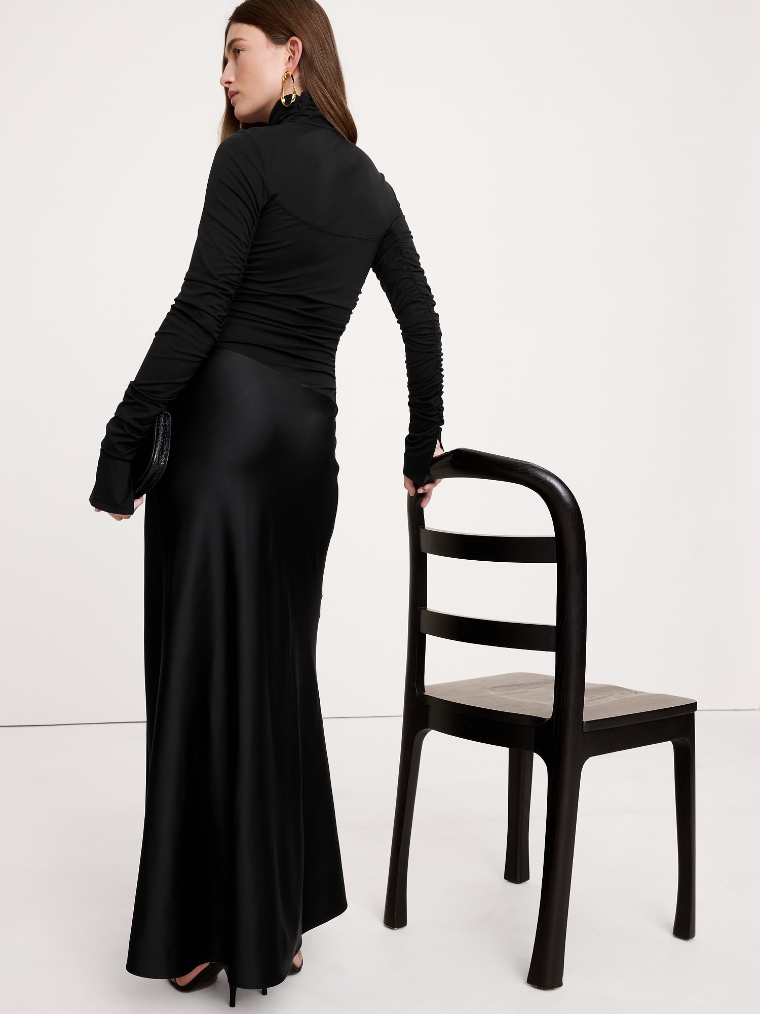 L'image numéro 3 présente Robe longue froncée en jersey et satin extensible