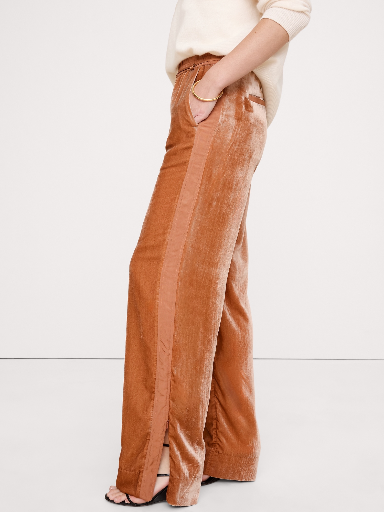 L'image numéro 3 présente Pantalon en velours à taille haute extensible, jambe large