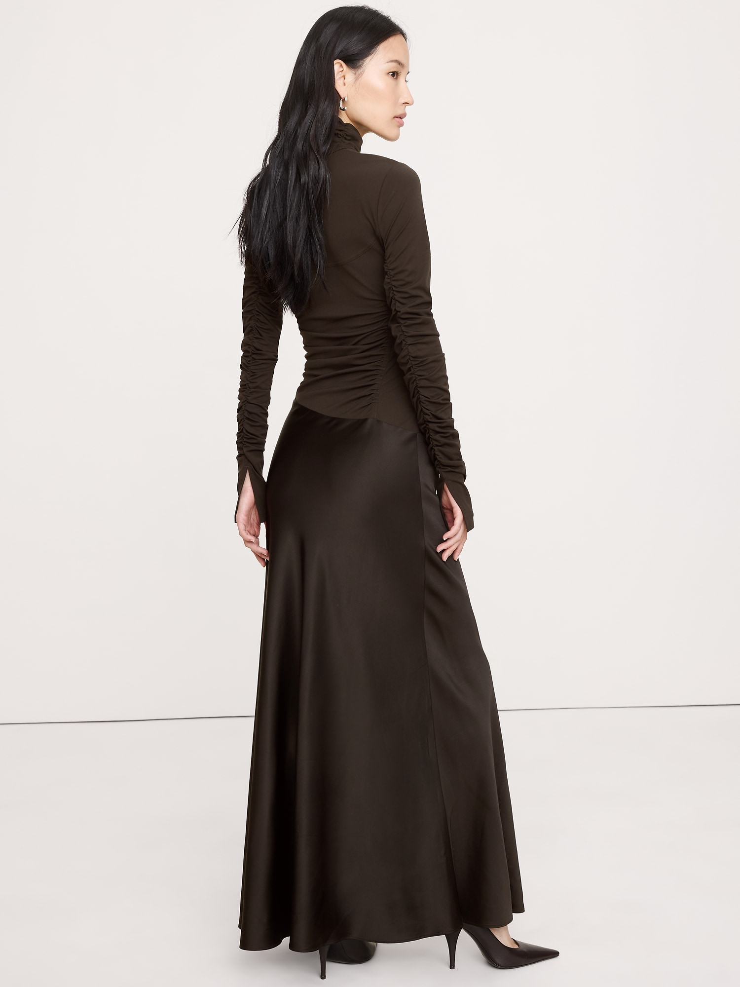 L'image numéro 7 présente Robe longue froncée en jersey et satin extensible