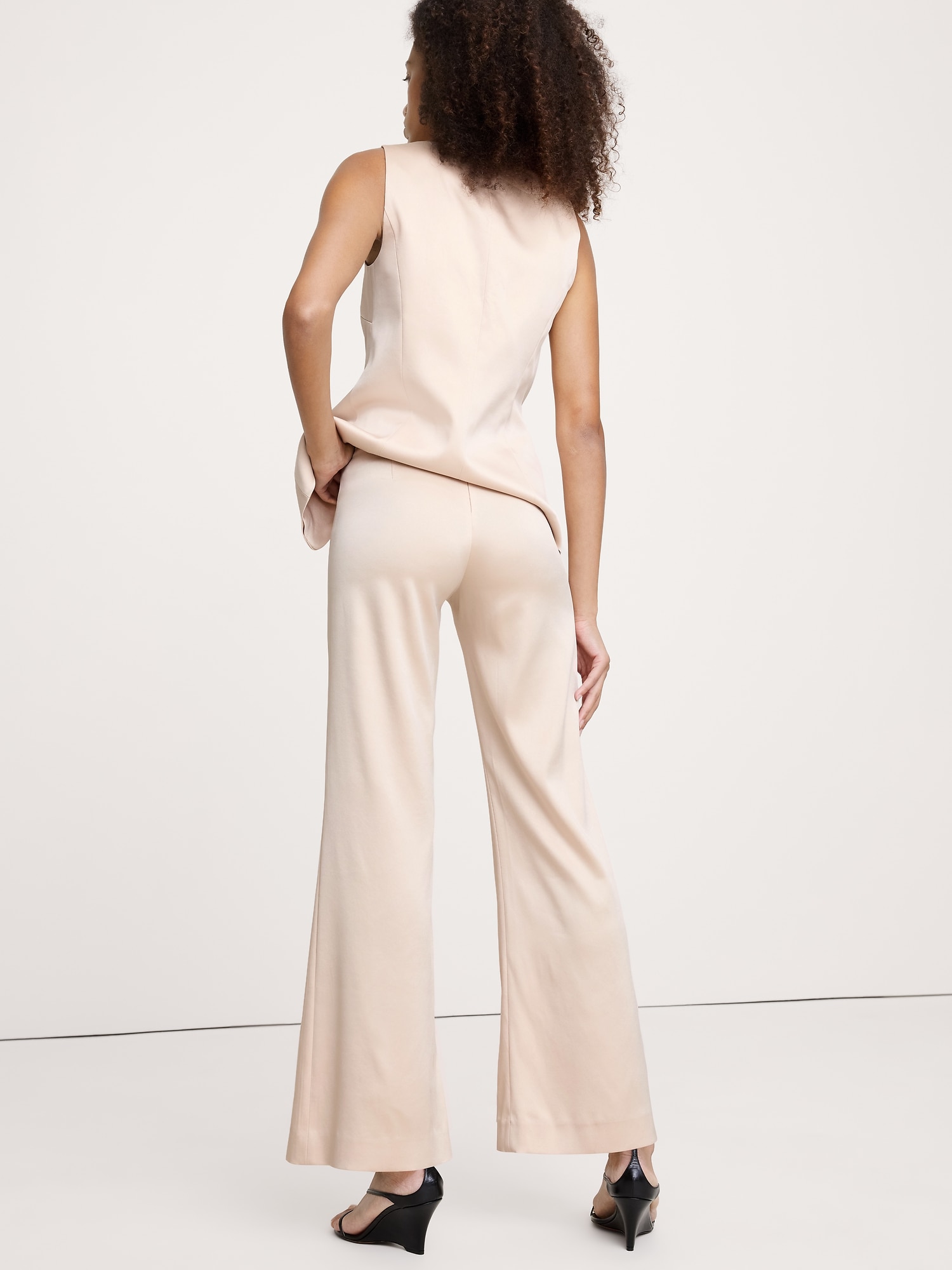 L'image numéro 6 présente Pantalon évasé à taille mi-basse en satin longueur cheville