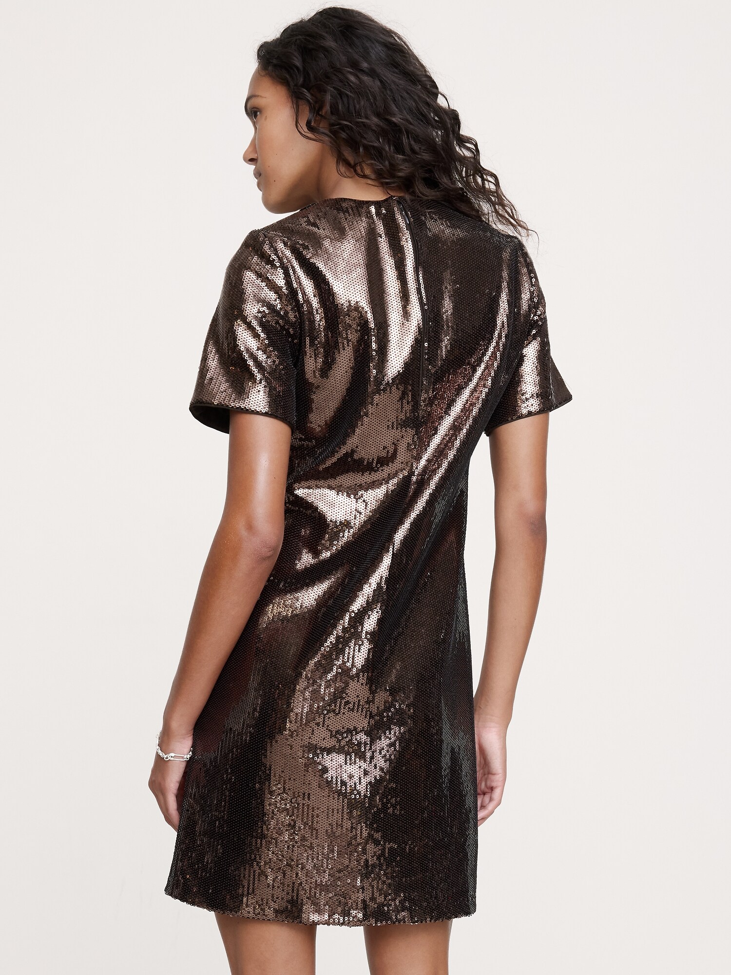 L'image numéro 2 présente Robe courte à paillettes