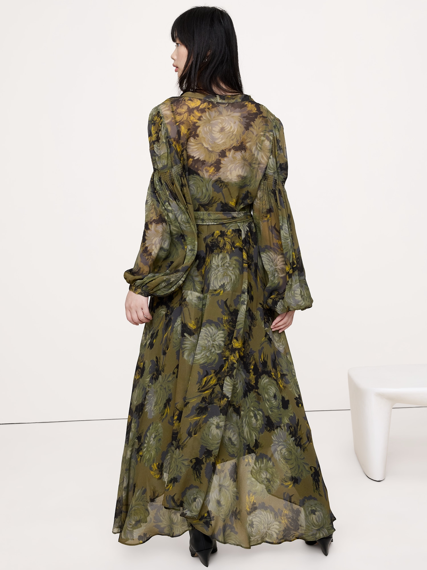 L'image numéro 6 présente Robe longue à manches bouffantes en crêpe georgette