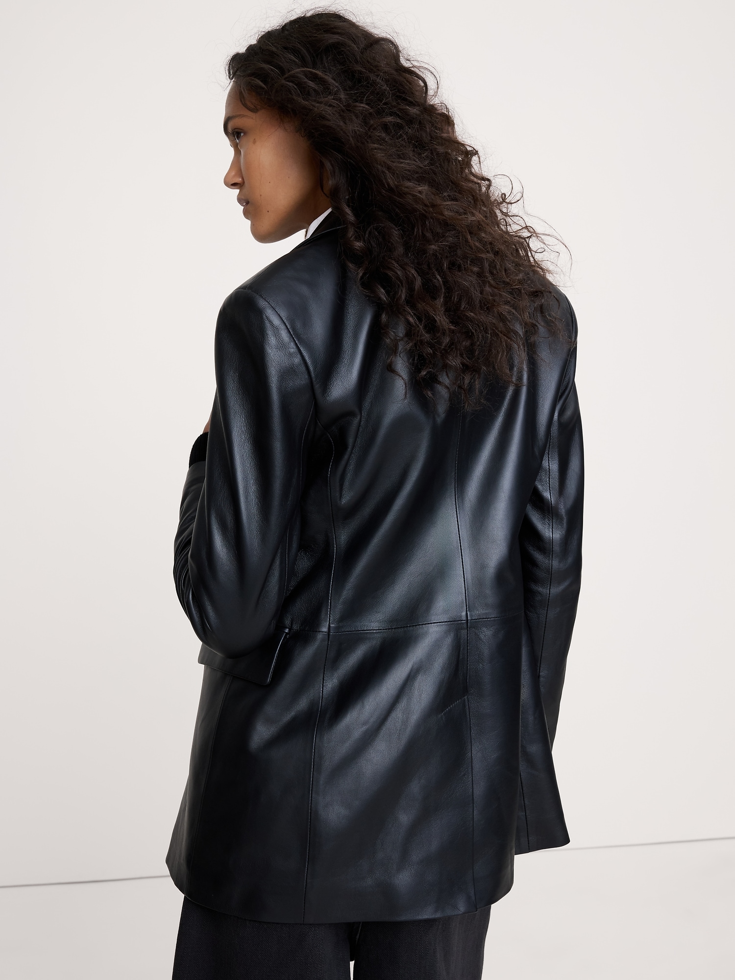L'image numéro 2 présente Blazer ajusté en cuir