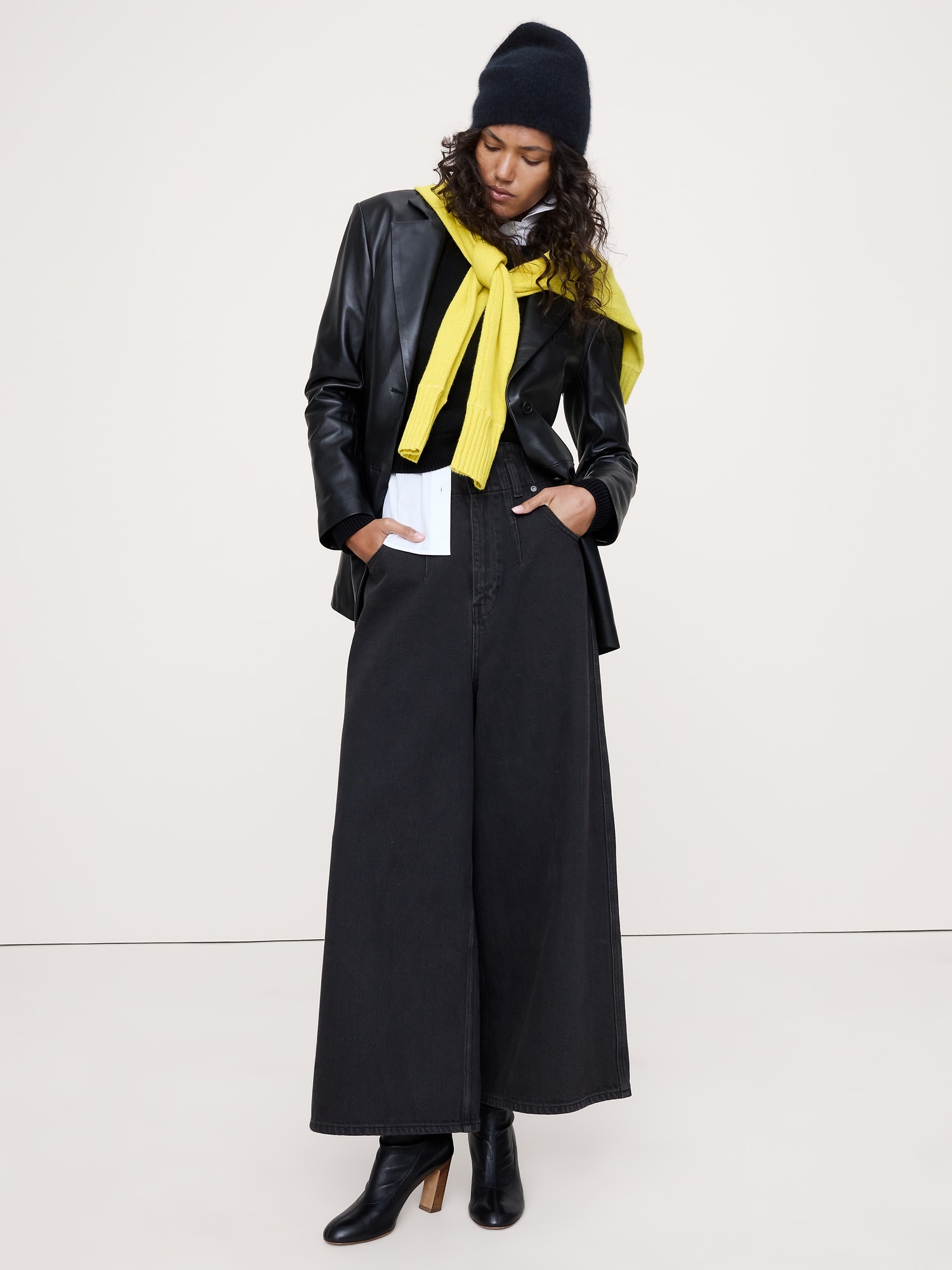 L'image numéro 3 présente Blazer ajusté en cuir