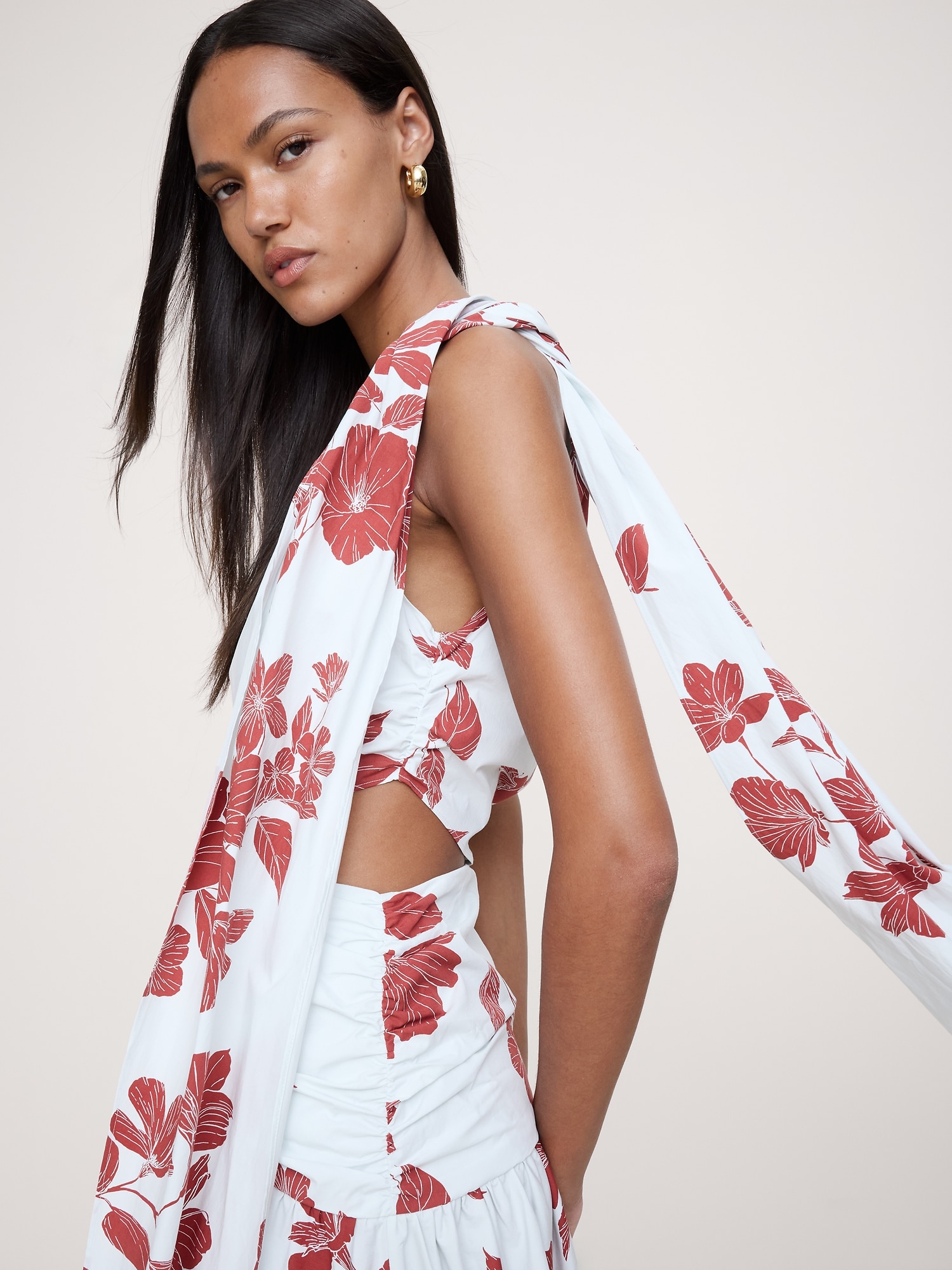 L'image numéro 4 présente Robe longue à une épaule dégagée et à taille basse en popeline de coton extensible